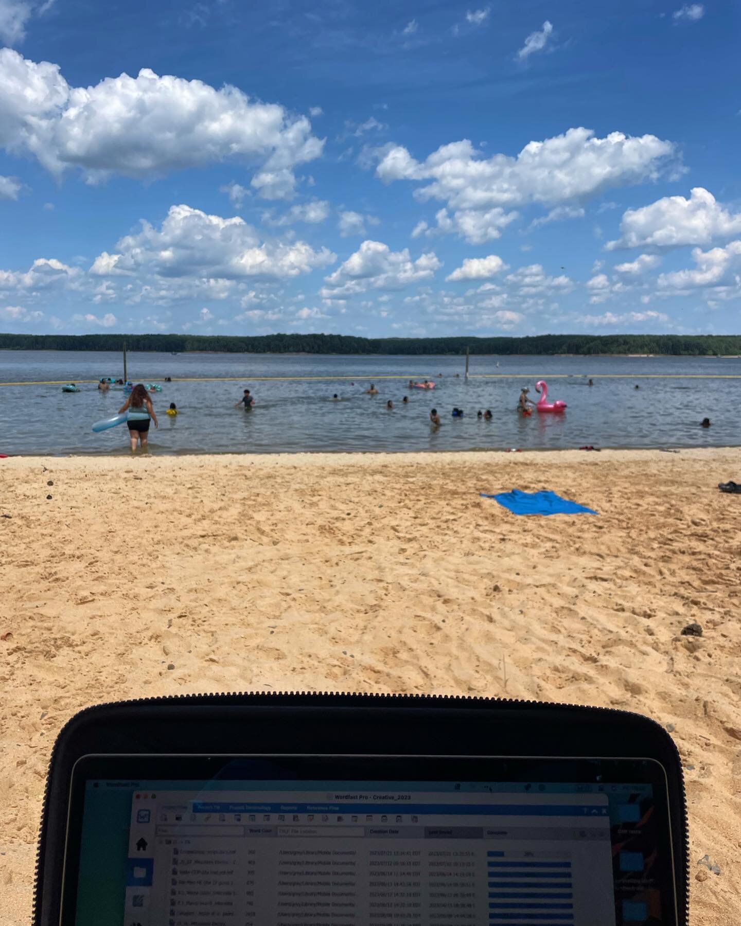 Letting the lake do the #parenting this afternoon ☀️⛱️💻

#freelancelifeisgood