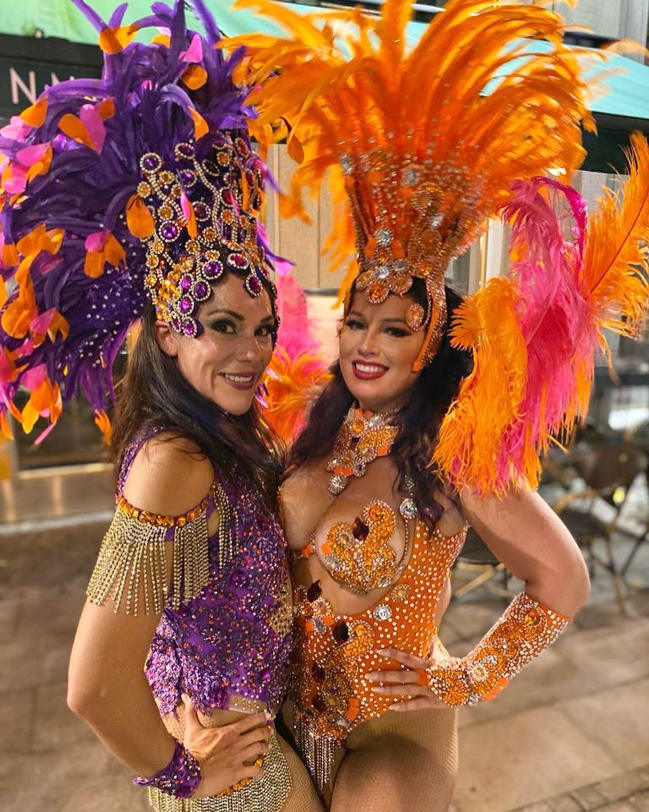 We love to work with other dancers and lastnight we had this beauty joining us at @cuisinelegrand 💜

#dancaglobal #samba #sambadancers #sambacostume #cuisinelegrand #stockholmnightlife