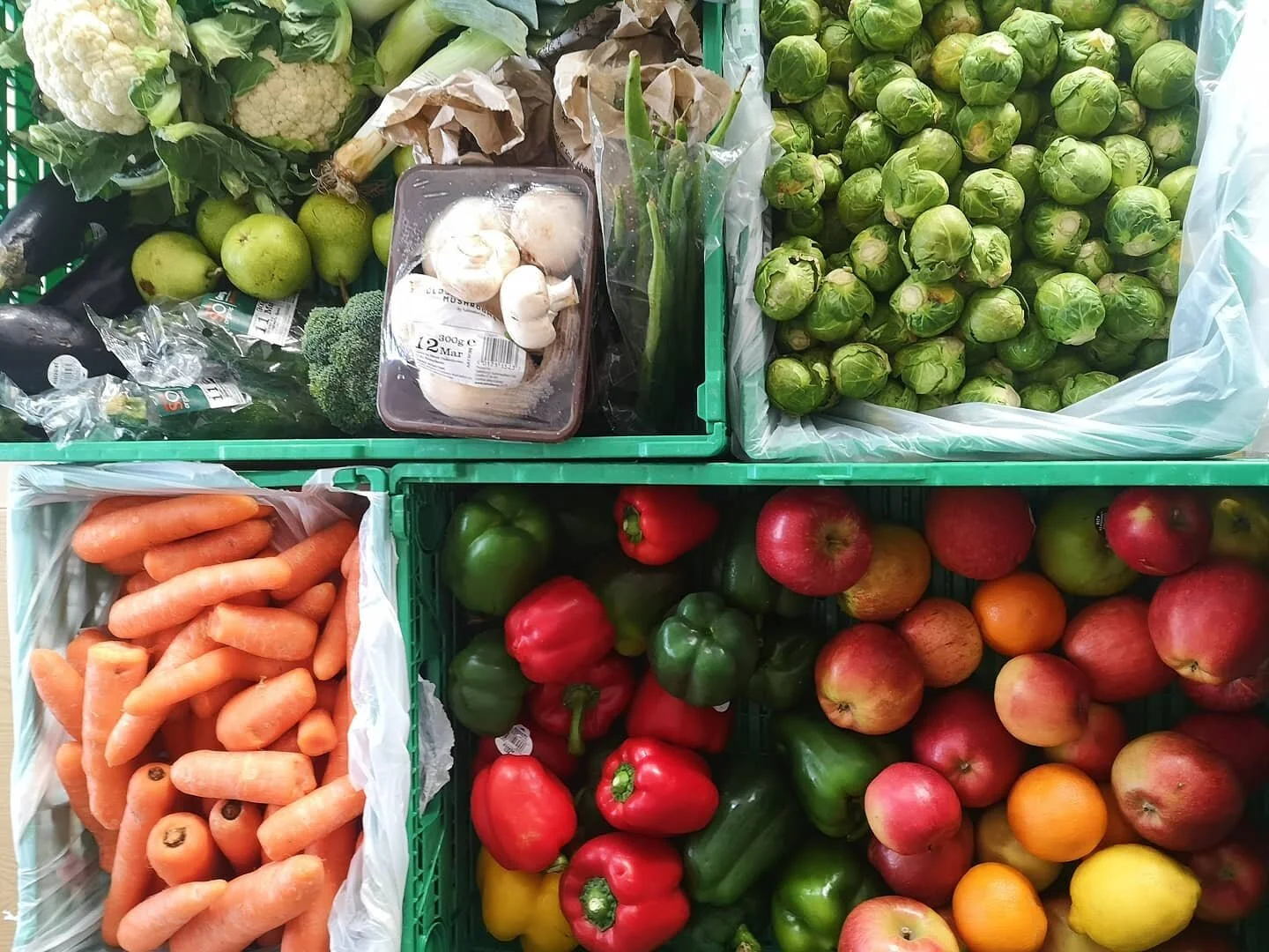 Thanks to our new food donators at @sainsburys Newhaven, we were given all this tasty fruit and veg still perfectly good to eat! 

#rainbowfood #rescuefood #preventfoodwaste #preventlandfill #sainsburys #fruitandveg #goodfoods #reducewaste