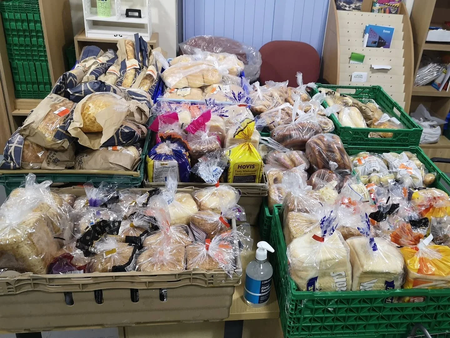 Lots of rescued surplus bread everyday at Havens Community Hub 🍞🥖🥨

#fightfoodwaste #foodwaste #wasteprevention #preventlandfill #reducereuserecycle #community #rescuefoodwaste #rescuefood #firstposts #firstpostoninstagram #first