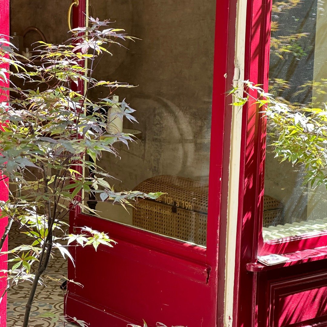 Cach&eacute; dans l&rsquo;un des passages du 3&egrave;me arrondissement de Paris, dans un endroit intimiste et charmant, retrouvez notre havre de paix pour un moment hors du temps. 

Nous sommes ouverts du mardi au samedi de 10h &agrave; 19h. 🌹

Vou