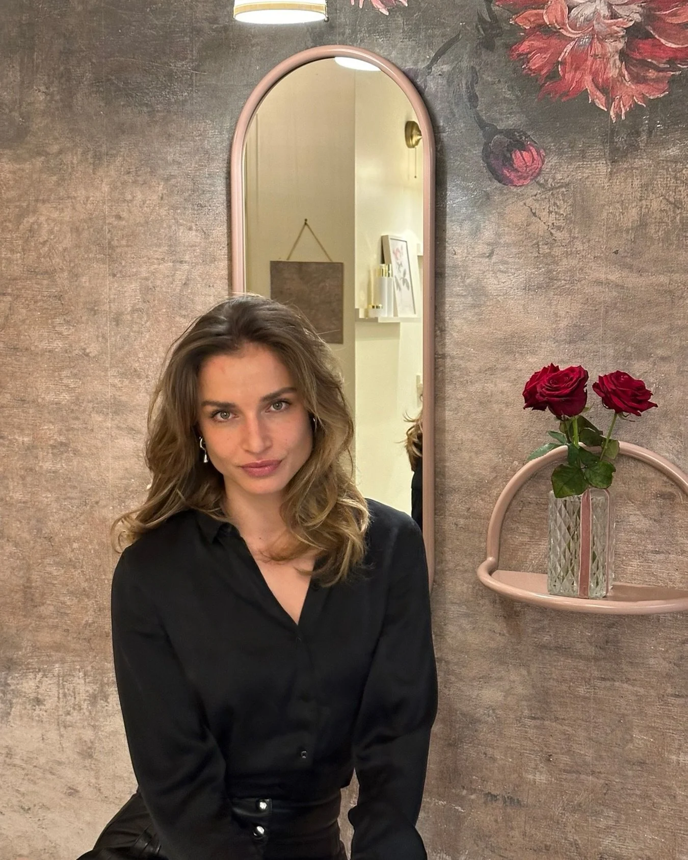 Infus&eacute; de k&eacute;ratine pr&eacute;cieuse et d&rsquo;actifs floraux vivants, notre soin signature r&eacute;g&eacute;n&egrave;re la fibre, scelle l&rsquo;hydratation et r&eacute;v&egrave;le l&rsquo;&eacute;clat naturel des longueurs. 
La haute