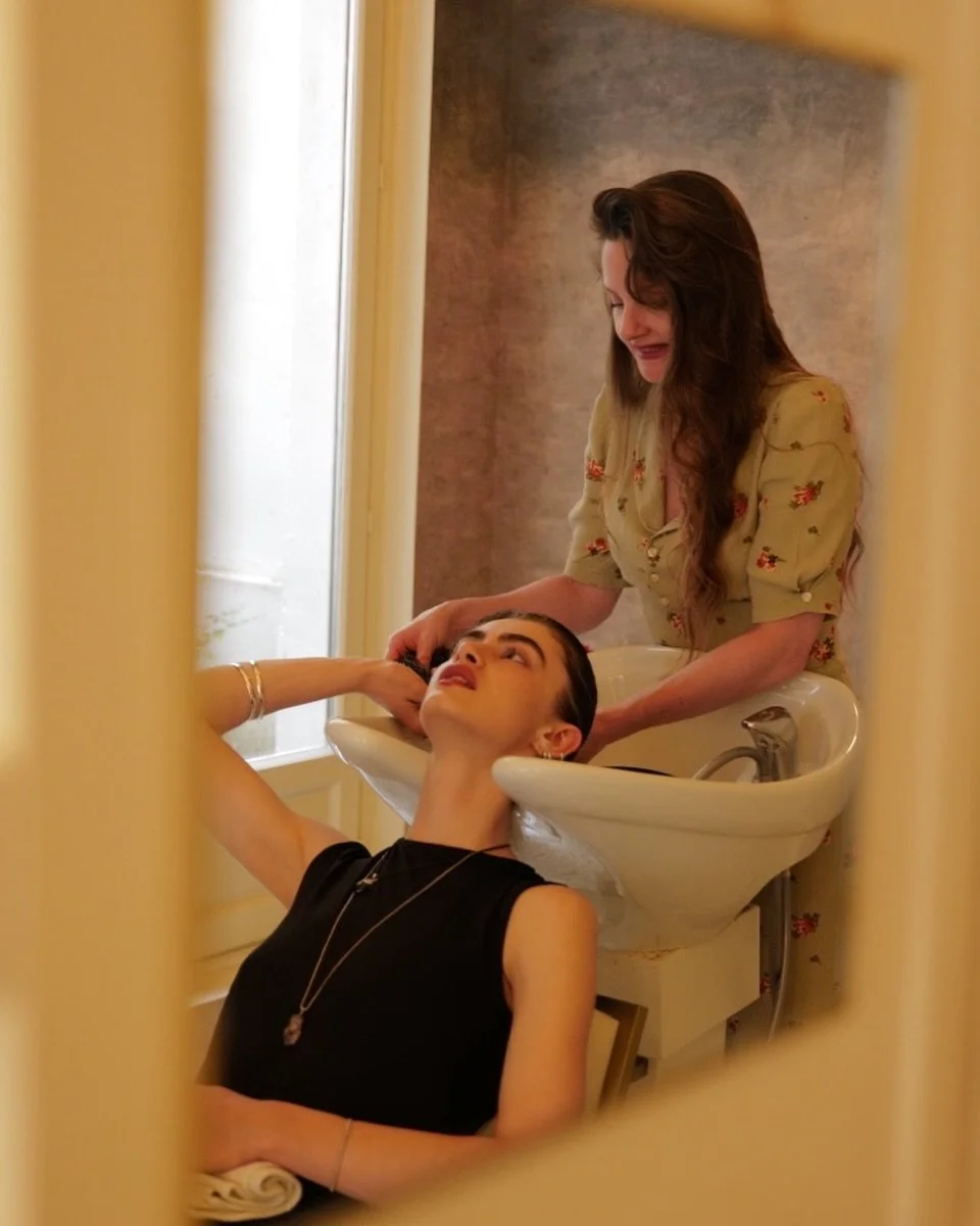 Quand j&rsquo;ai commenc&eacute; il y a quelques ann&eacute;es,
ce sont les fleurs qui m&rsquo;ont profond&eacute;ment marqu&eacute;e.

Leur capacit&eacute; &agrave; agir sur la mati&egrave;re,
&agrave; transformer la chevelure en profondeur,
m&rsquo