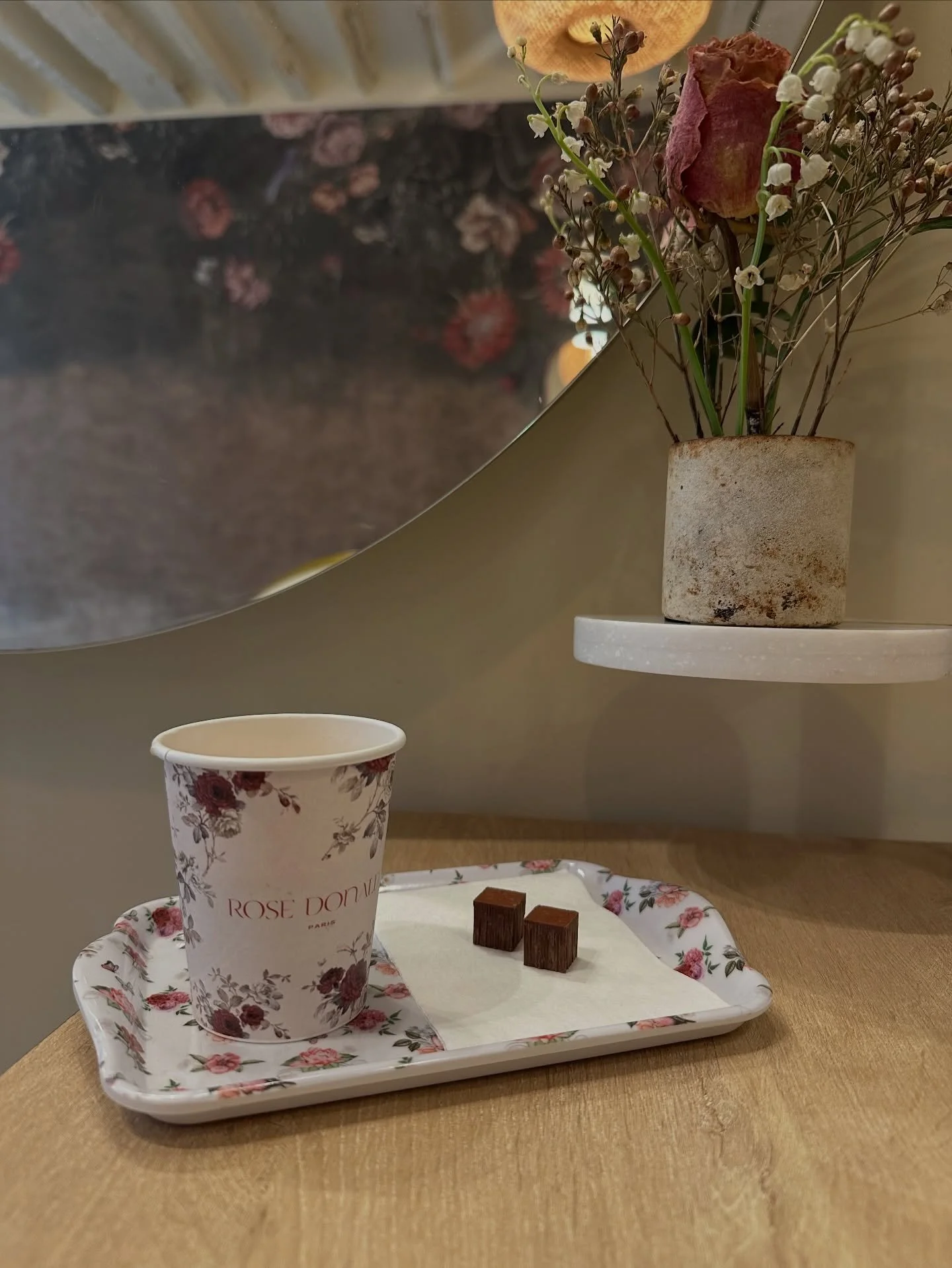 Savourez une infusion de lavande Bio et les d&eacute;licieuses truffes Inner Glow de la chocolaterie parisienne @carressauvages apr&egrave;s votre soin capillaire, pendant votre coiffage.