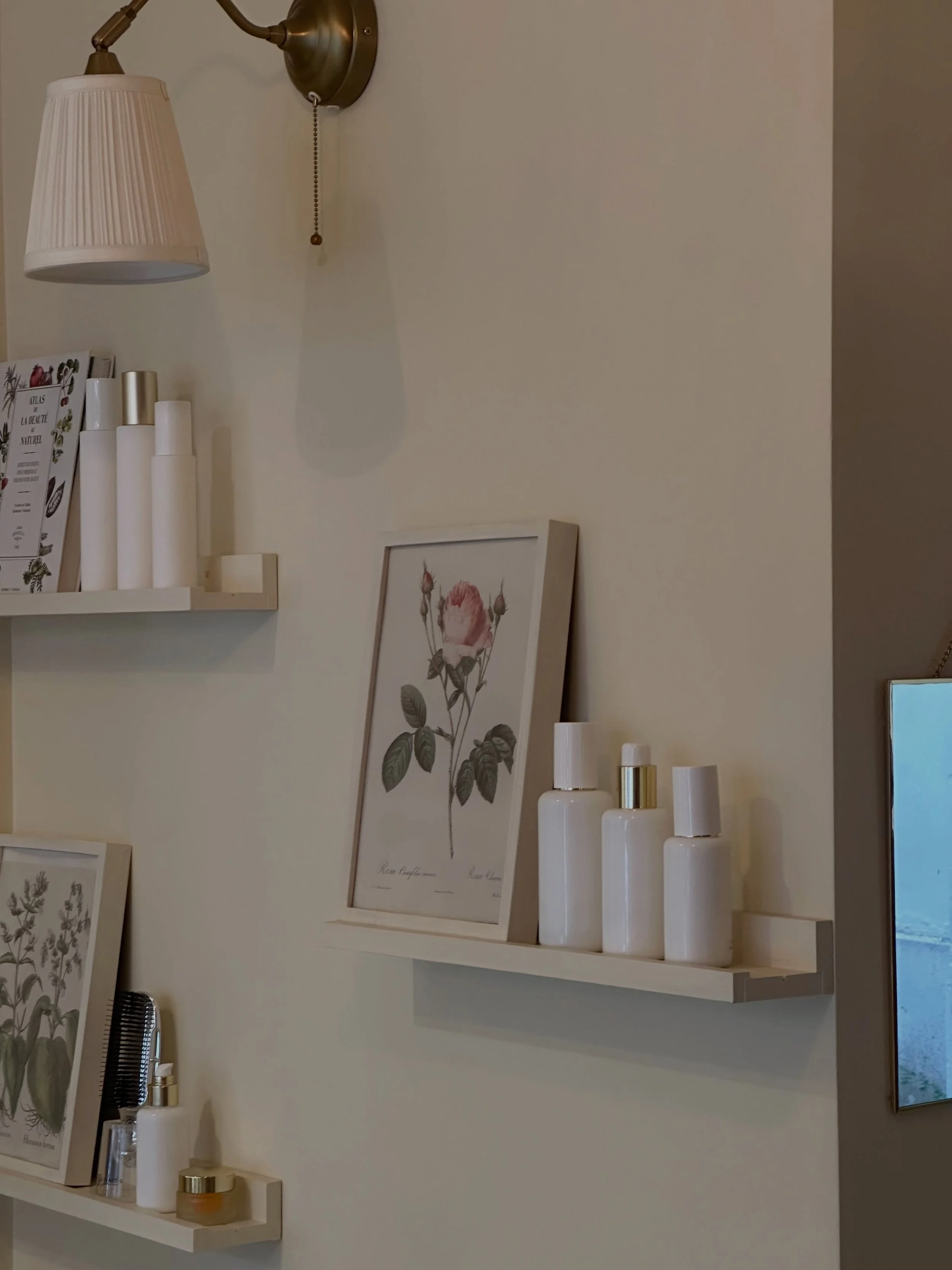 Un lieu discret &agrave; Paris, pens&eacute; comme une parenth&egrave;se.

Depuis plusieurs ann&eacute;es, Rose Donald d&eacute;veloppe une approche pionni&egrave;re du soin capillaire botanique, entre expertise du cheveu, sensorialit&eacute; et exig