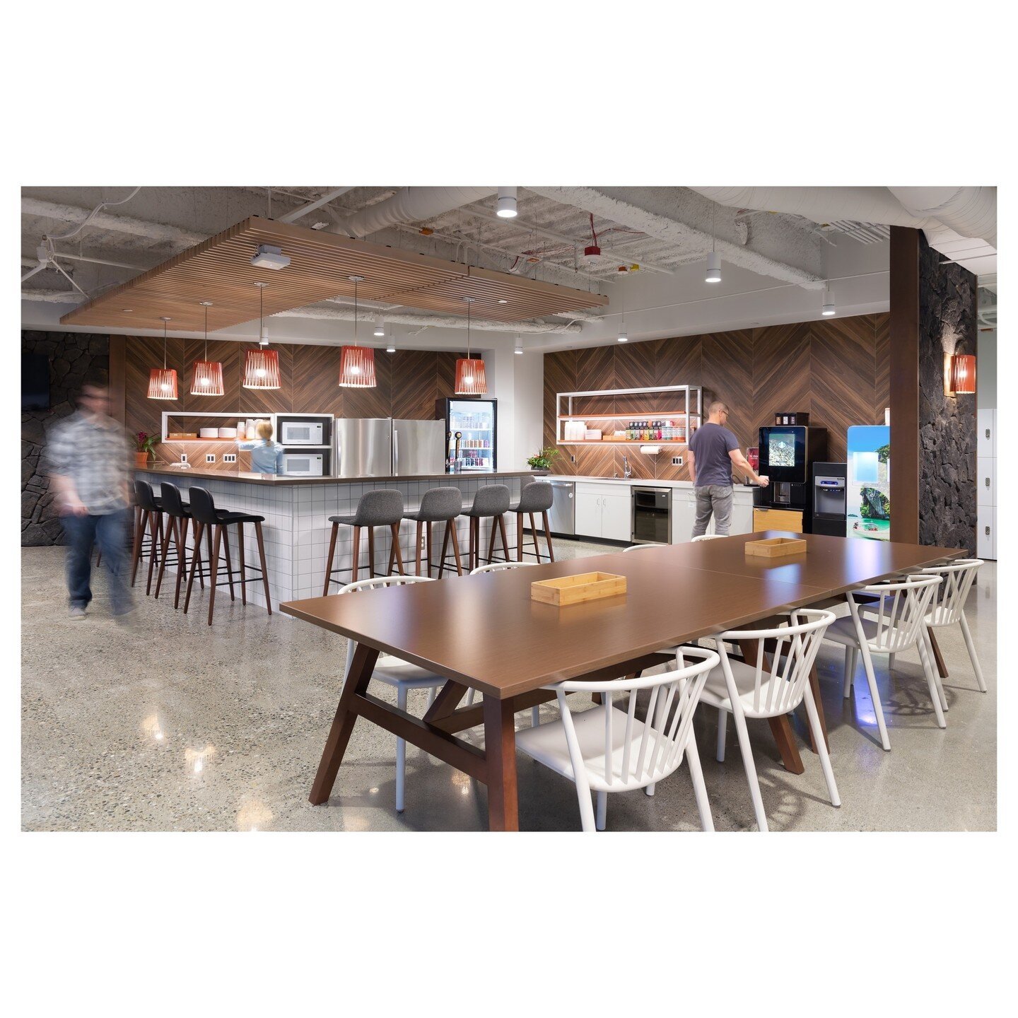 Warm tones in this &quot;Sky High&quot; tech office cafe in Bellevue 😎⁠
By: @jpcarchitects @sellenconstruction