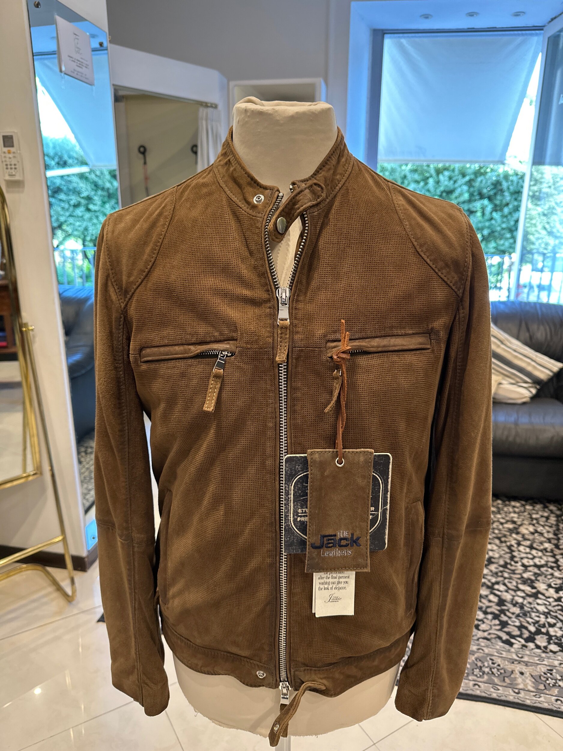 35AF6C23-2341-4005-923B-0A9DDE36B33A