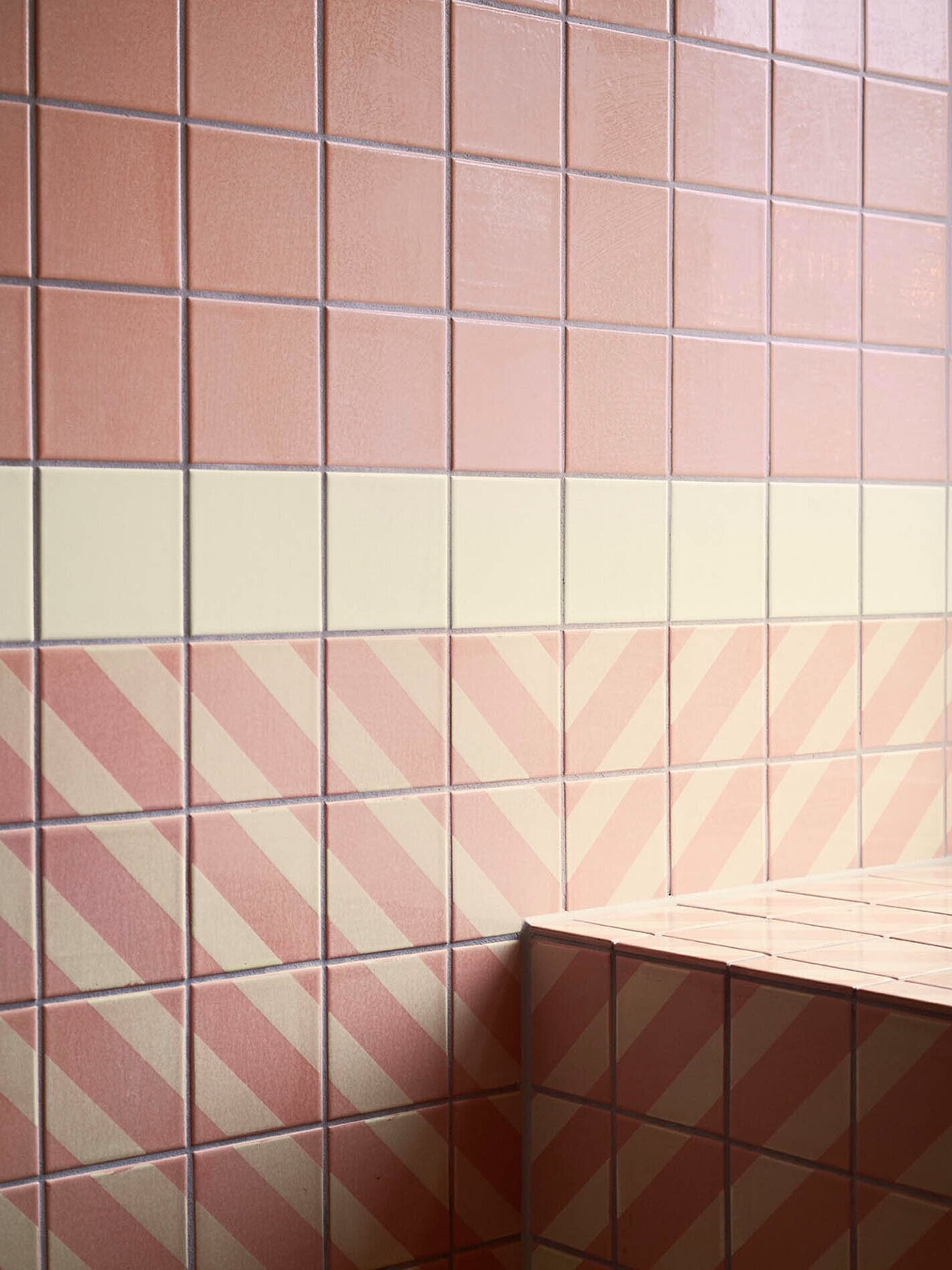 Bathroom wall with clay tiles in format 10x10x1 cm decorated with motif 'Geo Diagonal'