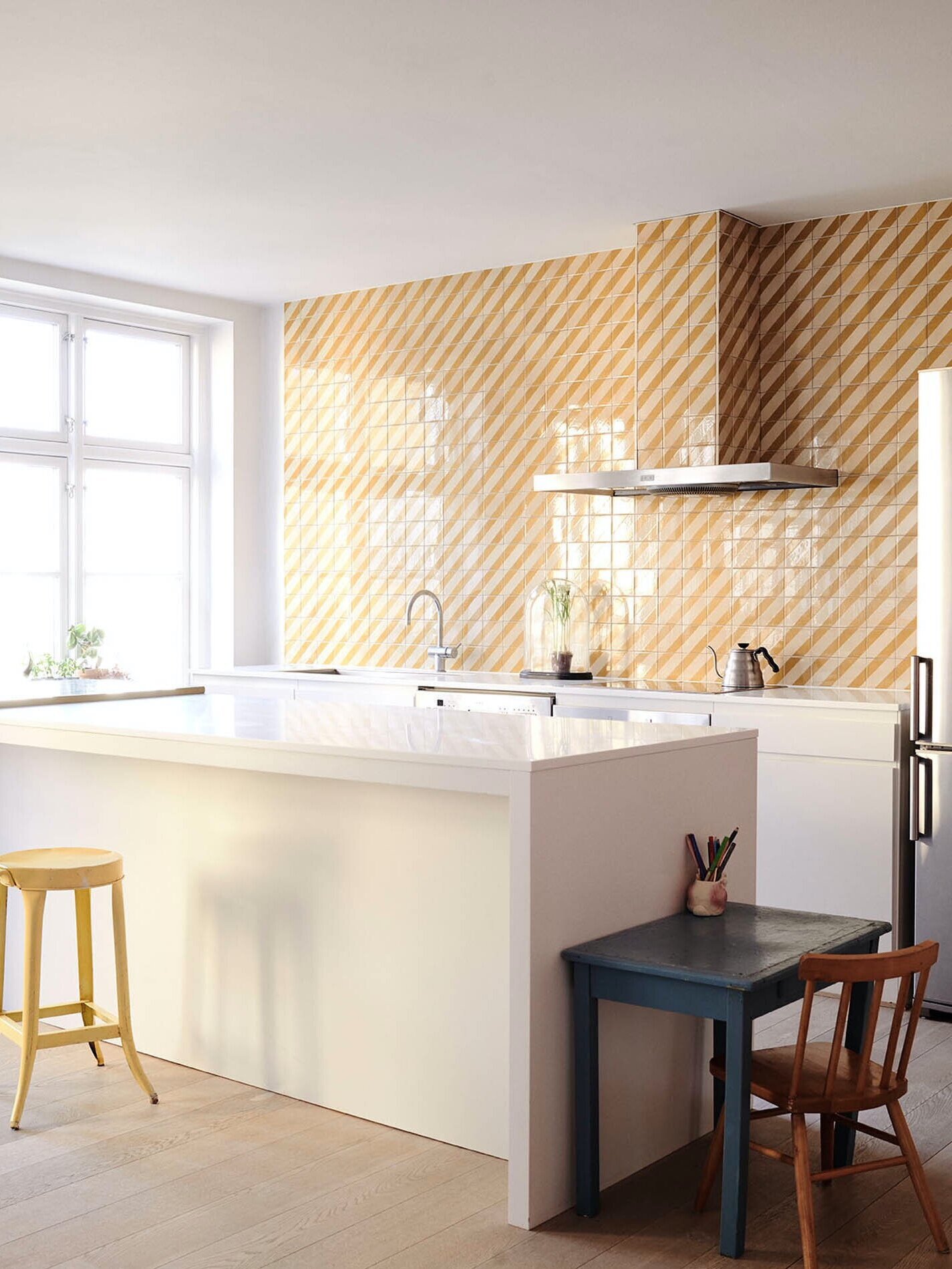 Kitchen wall with clay tiles in format 10x10x1 cm decorated with motif 'Geo Diagonal'