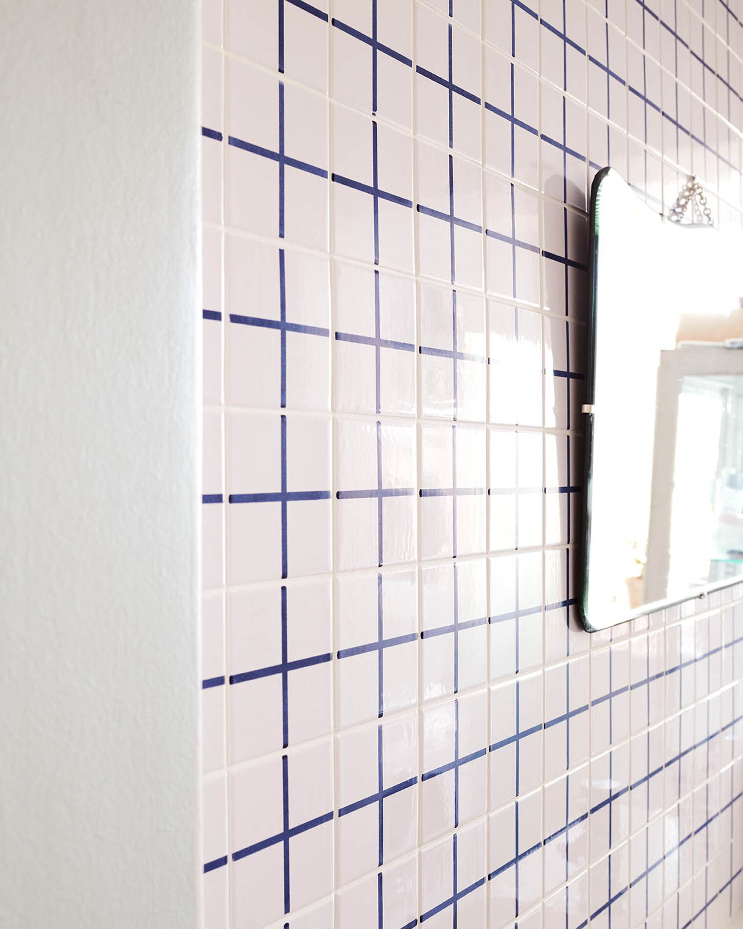 Bathroom with clay tiles in format 10x10x1 cm decorated with motif 'Geo Grid'