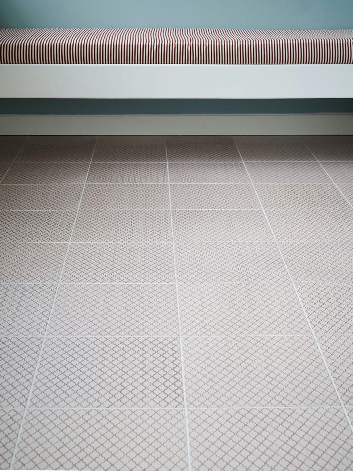 Floor with clay tiles in format 30x30x1 cm decorated with motif 'Edo Clouds' 
