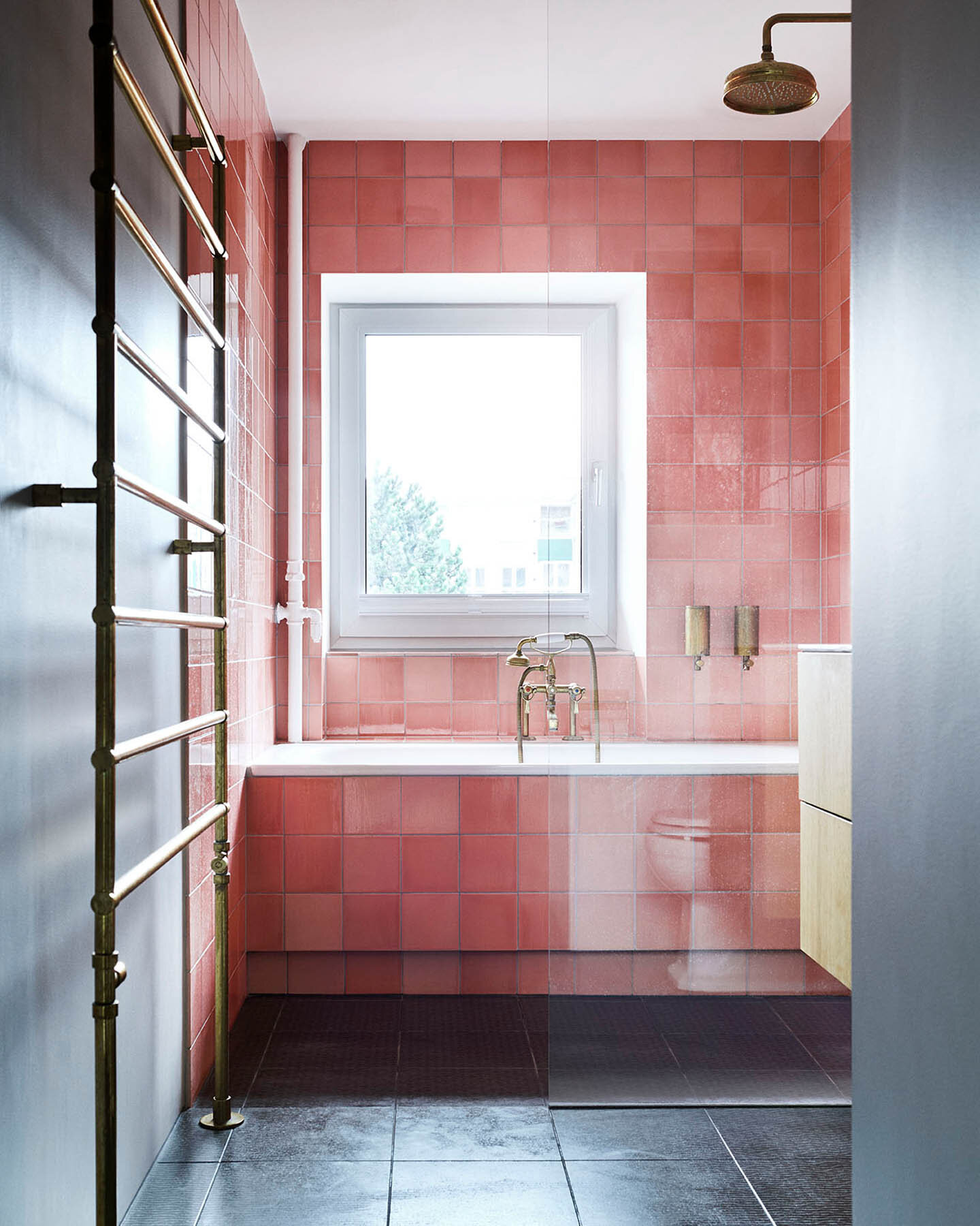 Wall and bathtub with clay tiles in format 15x15x1 cm glazed with 'Coral red Shiny Crystal'