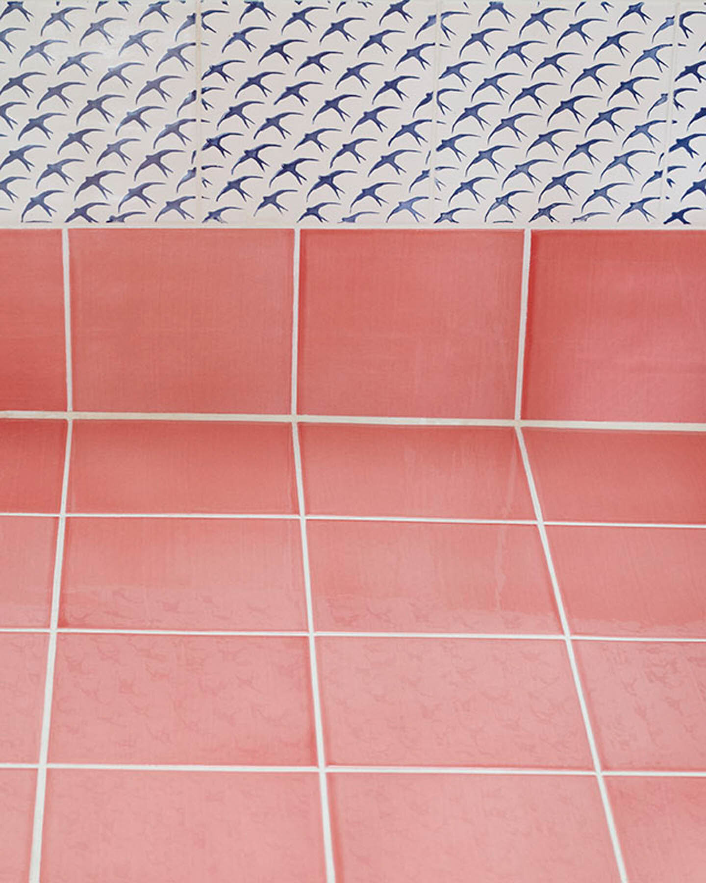 Bathroom floor with clay tiles in format 15x15x1 cm glazed with 'Coral red Shiny Crystal'