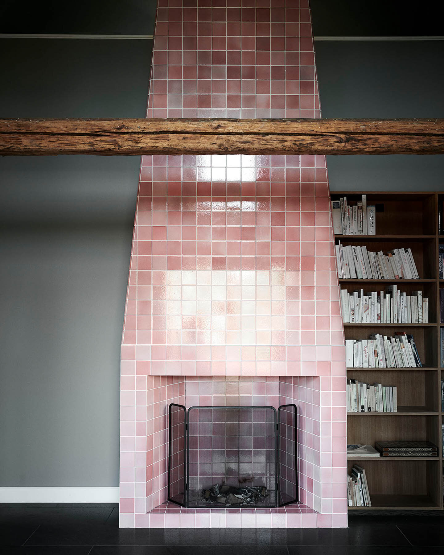 Chimney with clay tiles in format 10x10x1 cm glased with 'Coral Red Shiny Crystal' 