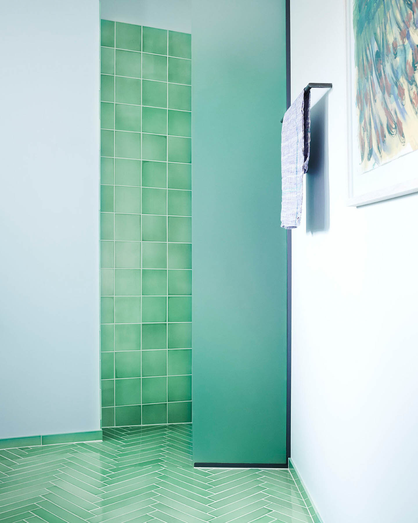  Floor with lava stone tiles in format 5x30x1 cm glazed with ‘Green Earrings Shiny Crystal’  Wall with clay tiles in format 15x15x1 cm glazed with ‘Green Earrings Shiny Crystal’ 
