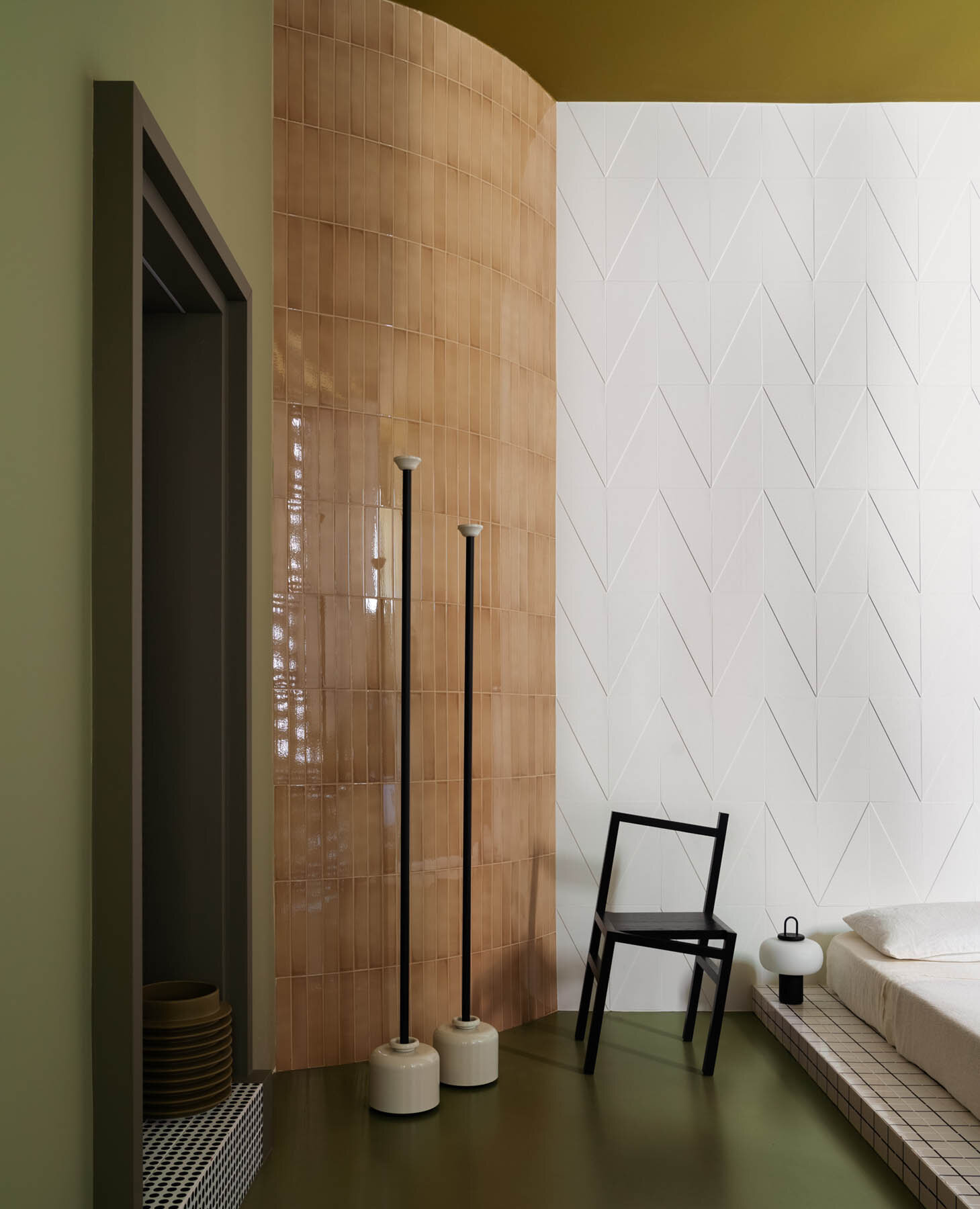 Bathroom wall with clay tiles in format 5x30x1 cm glazed with 'Sahara Sand Shiny Crystal' 