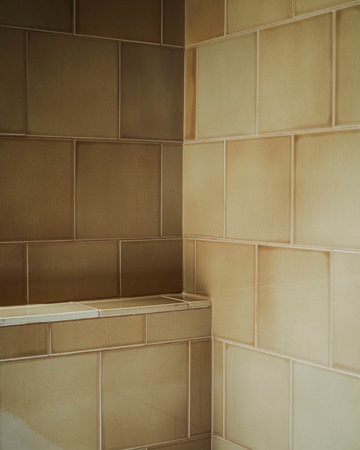 Bathroom wall with clay tiles in format 15x15x1 cm glazed with 'Sahara Sand Shiny Crystal'