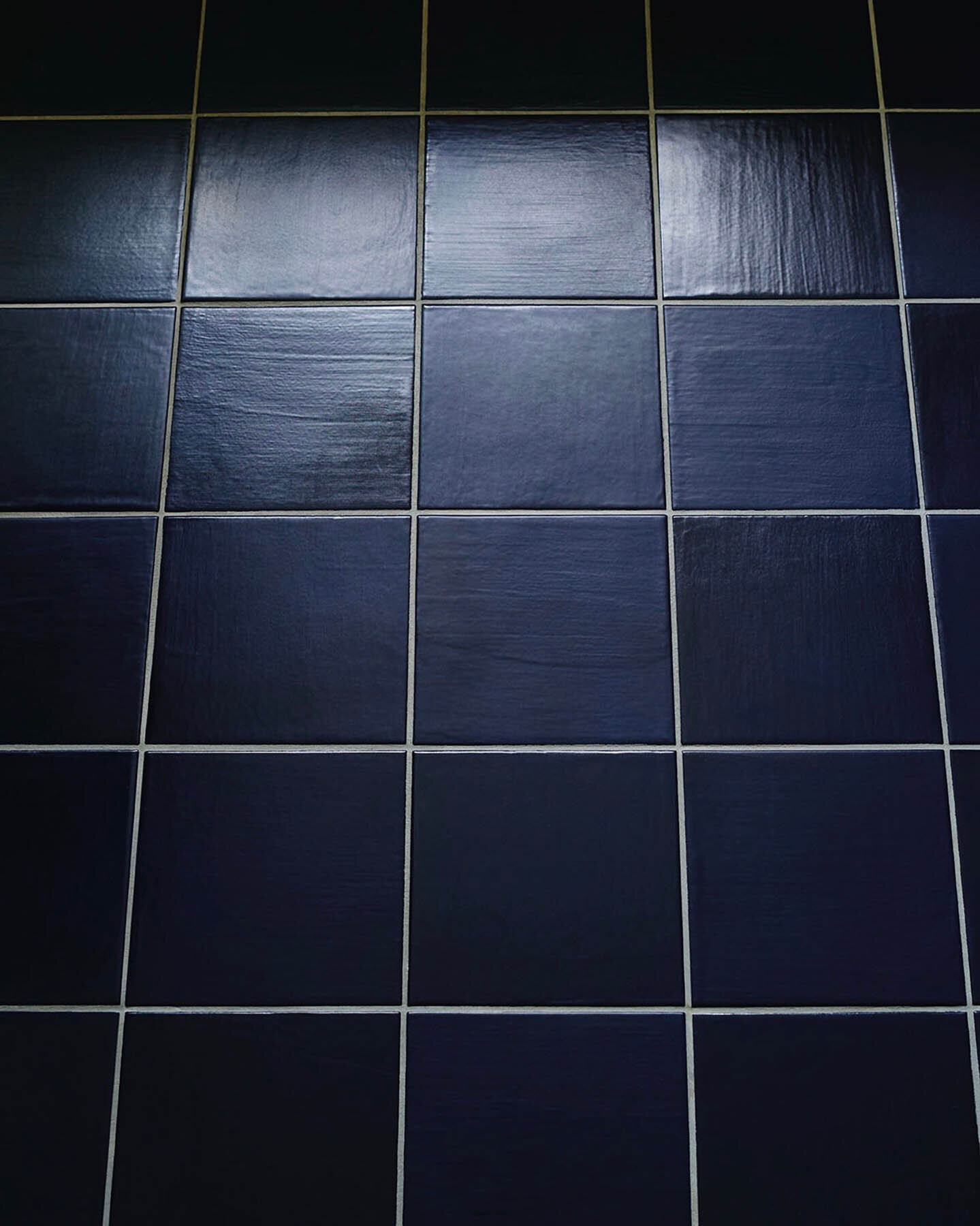 Floor with lava stone tiles in format 15x15x1 cm glazed with 'Tangled Up Matt