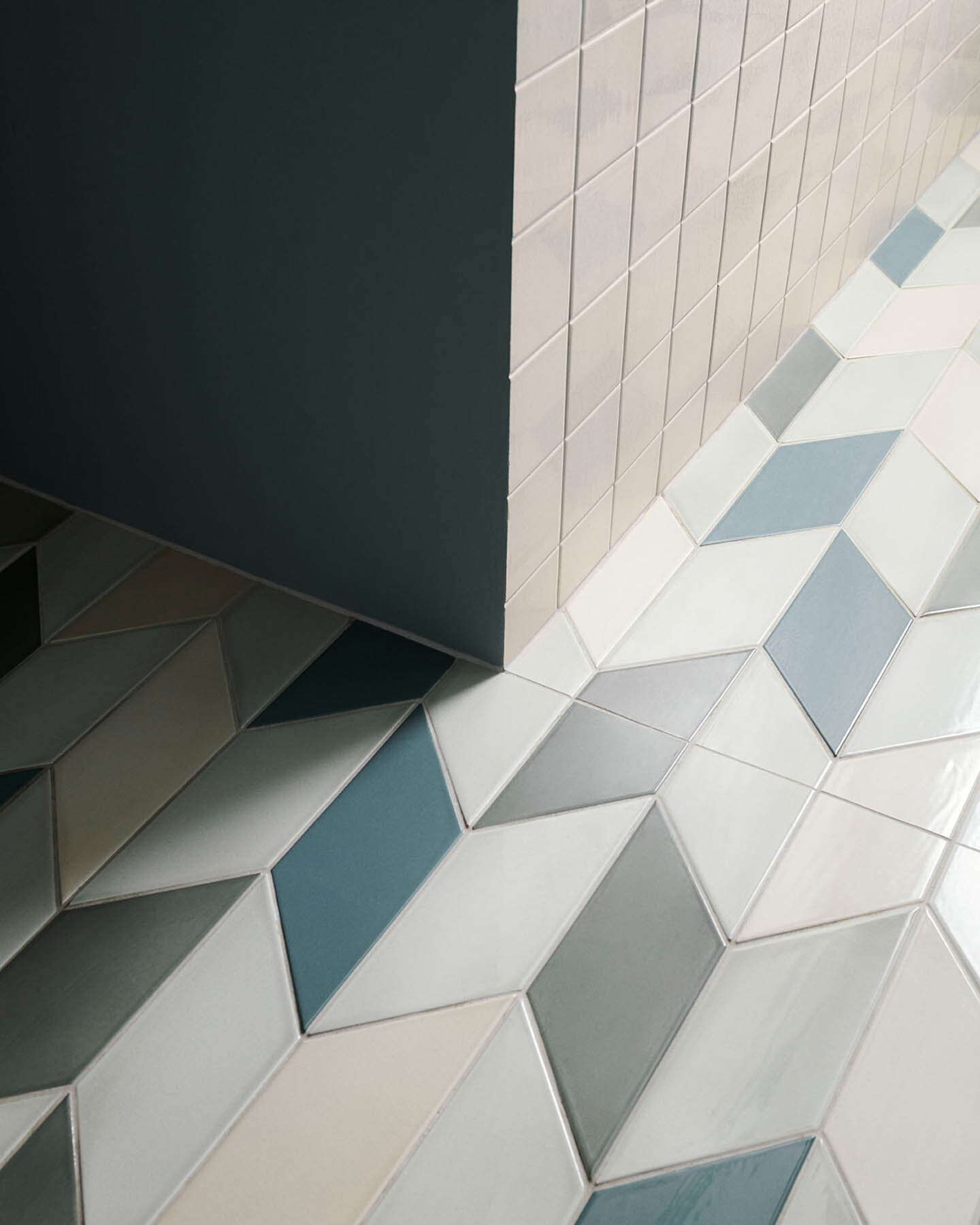 Floor with clay tiles in chevron patchwork glazed with 'Touch Of Green Shiny Crystal'