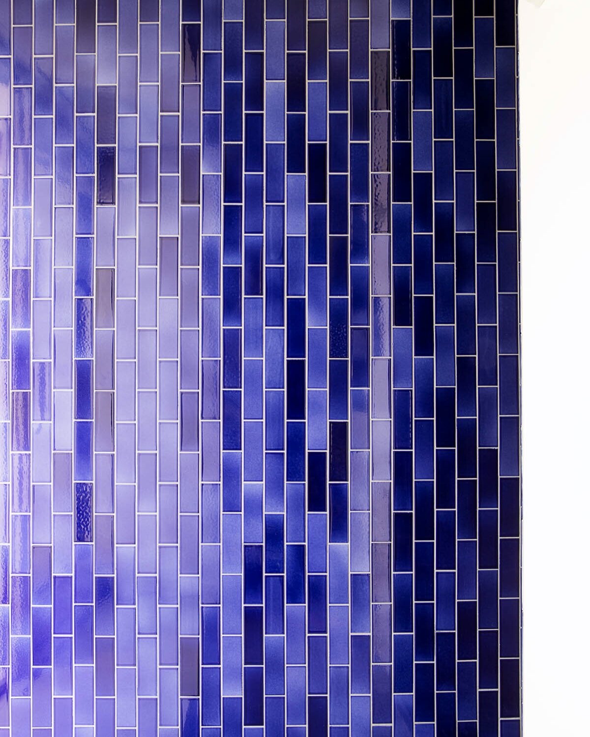 Bathroom floor and wall with clay tiles in format 5x15x1cm glazed with 'Electric Indigo Shiny Crystal'