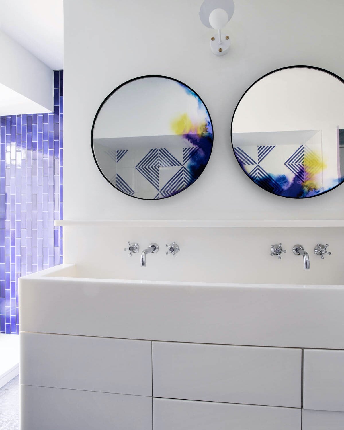 Bathroom wall with clay tiles in format 5x15x1cm glazed with 'Electric Indigo Shiny Crystal'