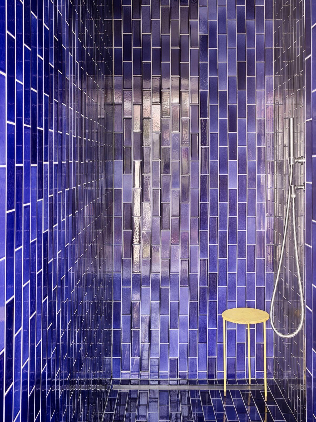 Bathroom floor and wall with clay tiles in format 5x15x1cm glazed with 'Electric Indigo Shiny Crystal'