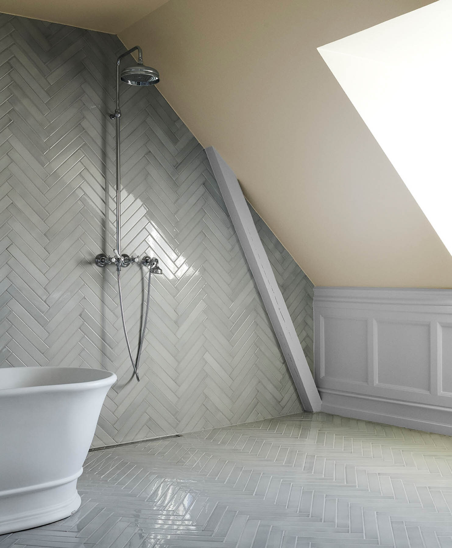 Floor and wall with clay tiles in format 5x30x1 cm glazed with 'Two Grey Rooms Shiny Crystal'