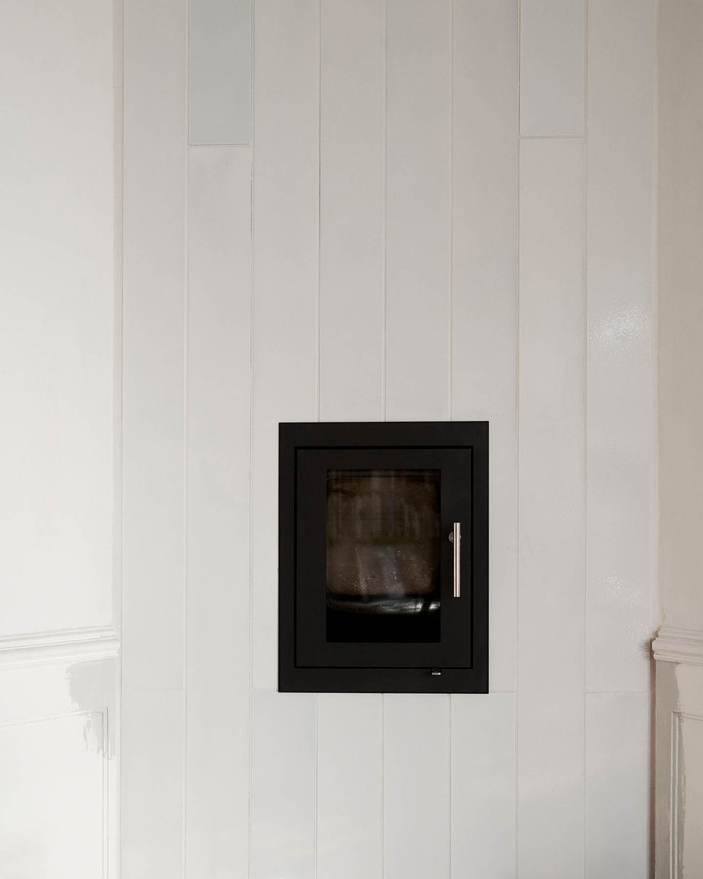 Chimney with lava stone tiles in customised cut glazed with 'White Tail Shiny'