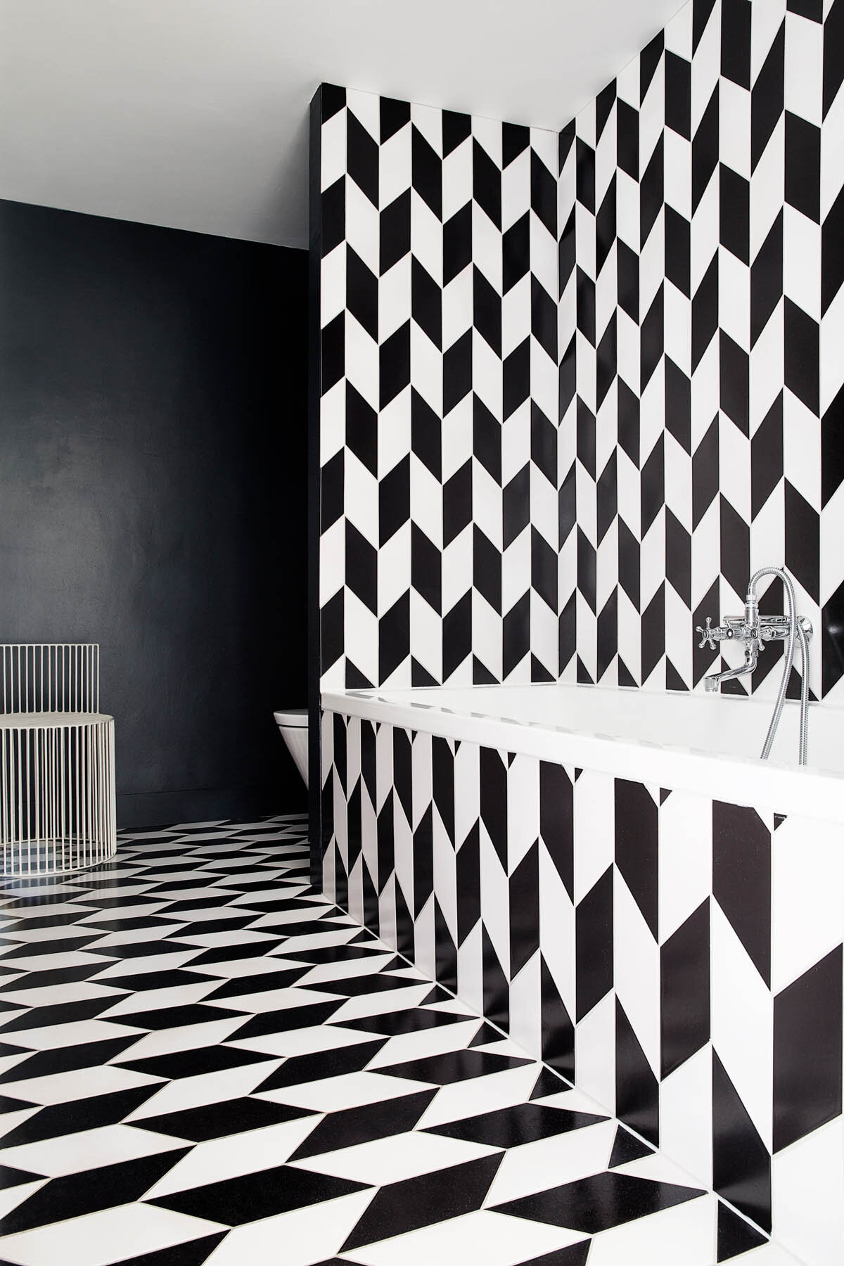 Bathroom floor and wall with clay tiles in chevron patchwork glazed with 'White Tail Matt' 