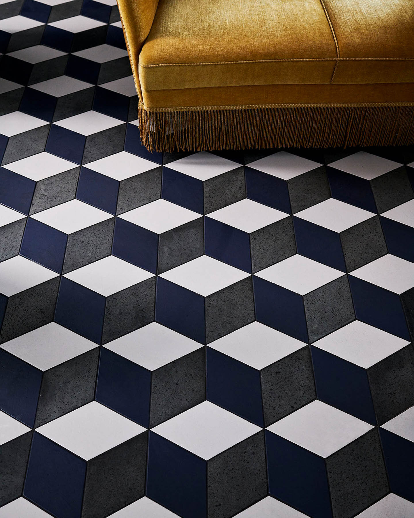 Floor with lava stone tiles in rombo format glazed with 'White Tail Matt'