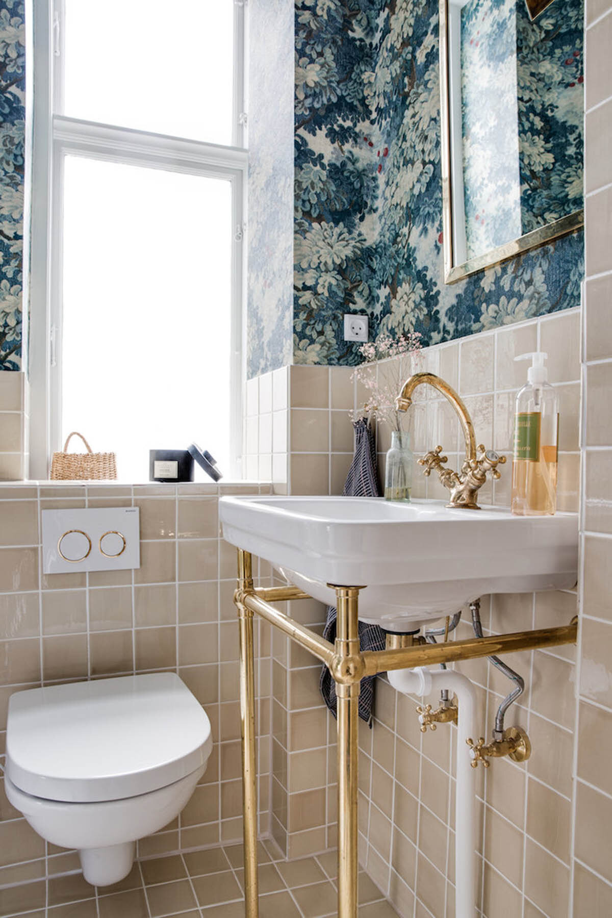 Bathroom wall with clay tiles in format 10x10x1 cm glazed with 'Yellow Snow Shiny Crystal' 