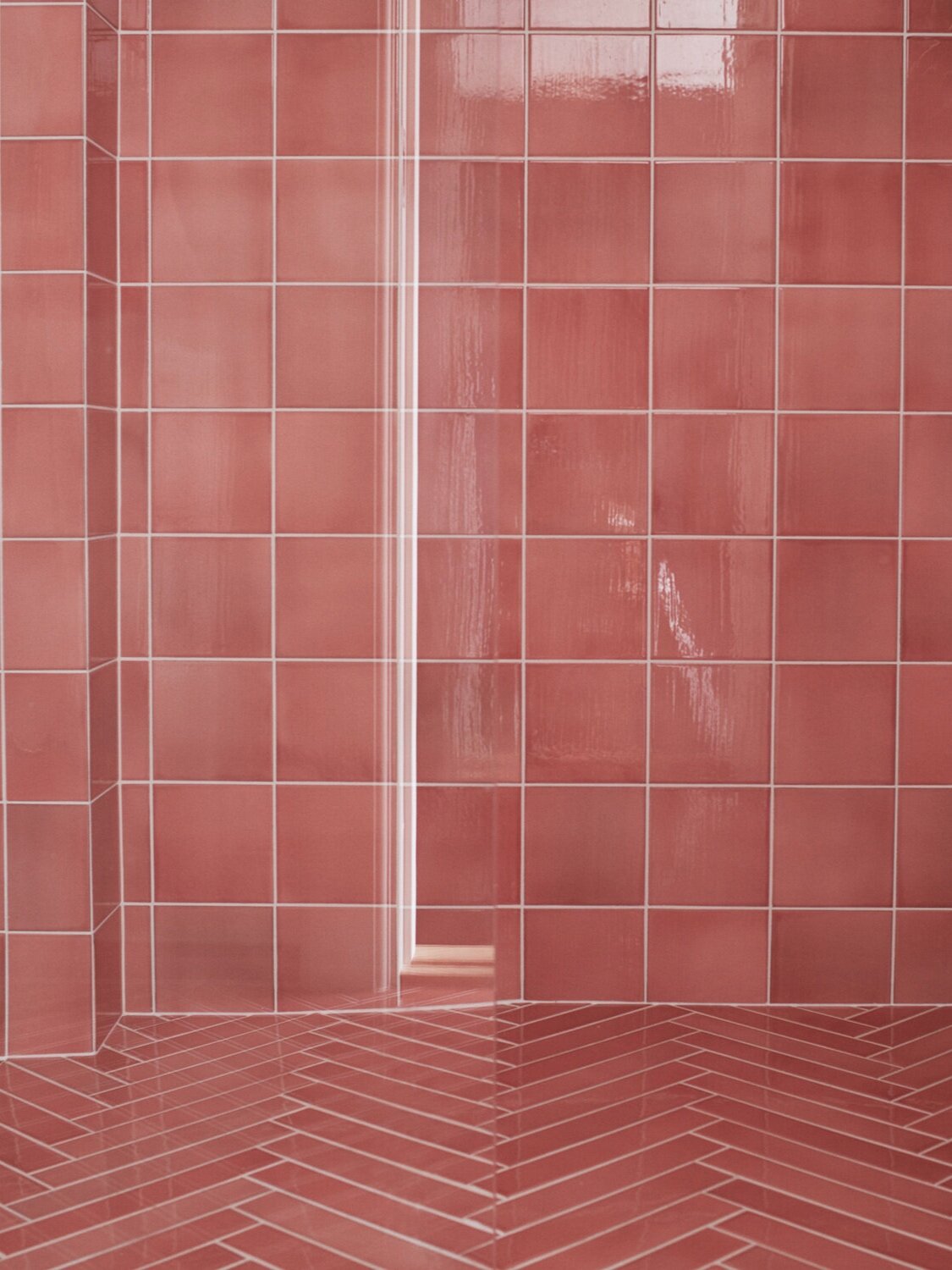  Wall with clay tiles in format 15x15x1 cm glazed with 'Coral Red Shiny Crystal' Floor with clay tiles in format 5x30x1 cm glazed with  'Coral Red Shiny Crystal' 
