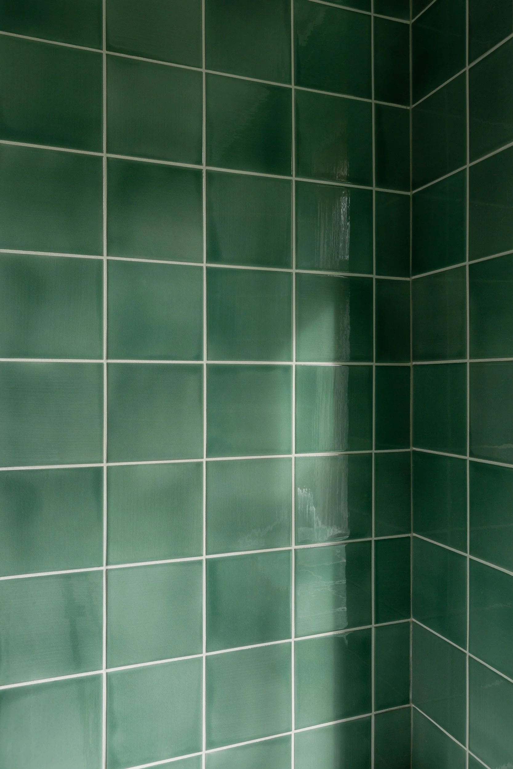 Wall with clay tiles in format 15×15x1 cm glazed with 'Forest Spirit Shiny Crystal'