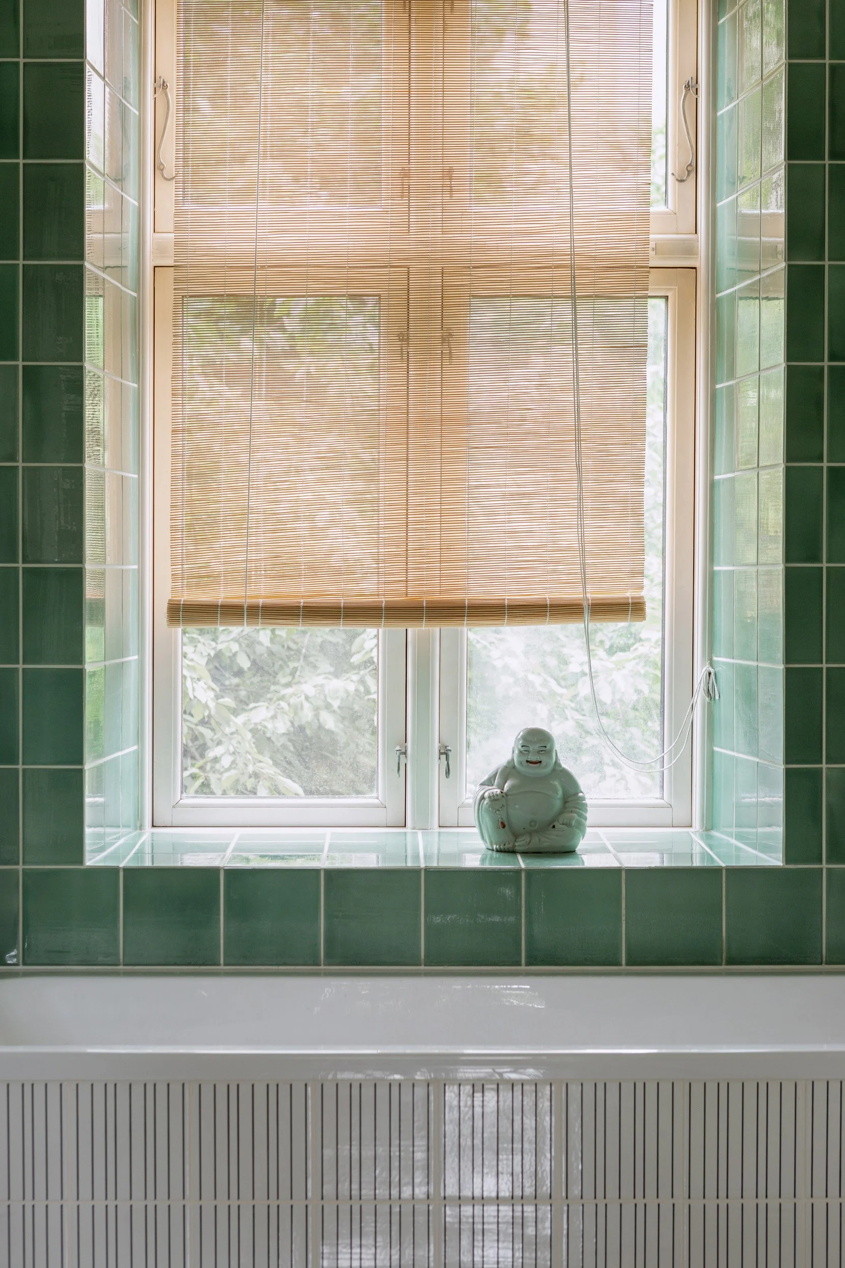 Wall with clay tiles in format 15×15x1 cm glazed with 'Forest Spirit Shiny Crystal'