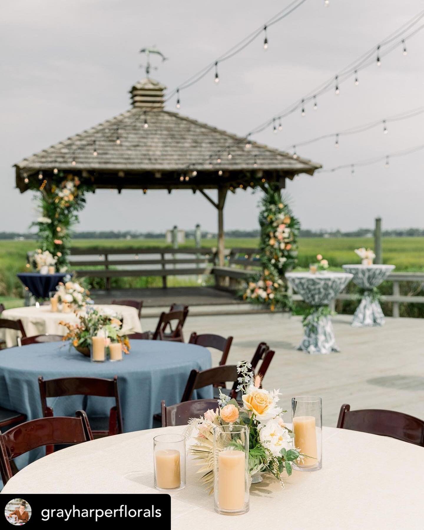 We like to think of Village Creek Landing as a &ldquo;blank slate&rdquo; with an incredible backdrop! Love to see the beautiful designs. Lovely florals from @grayharperflorals 🤍 Posted @withregram &bull; @grayharperflorals After postponing their wed