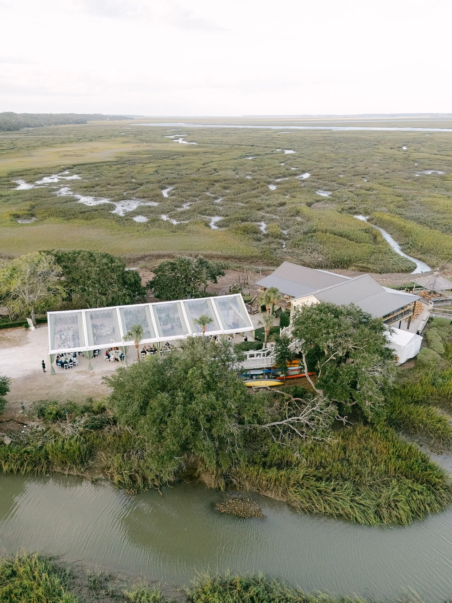 What a beautiful bird&rsquo;s eye view of Dana and Jeremy&rsquo;s October wedding! Village Creek Landing is uniquely situated with full marsh views and creek access, guaranteeing a picturesque wedding day 💍

photography: Anna Shackleford
planning &a