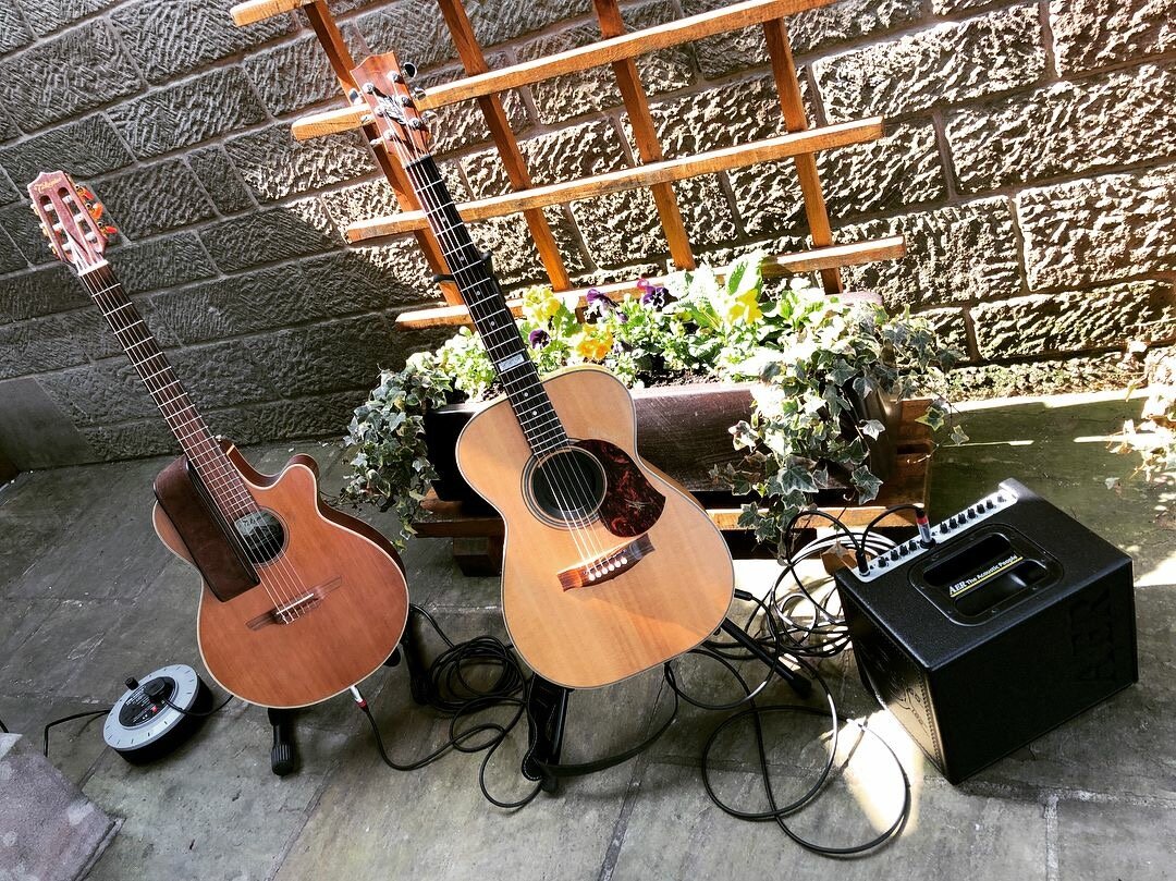 acoustic guitar drinks reception in cheshire