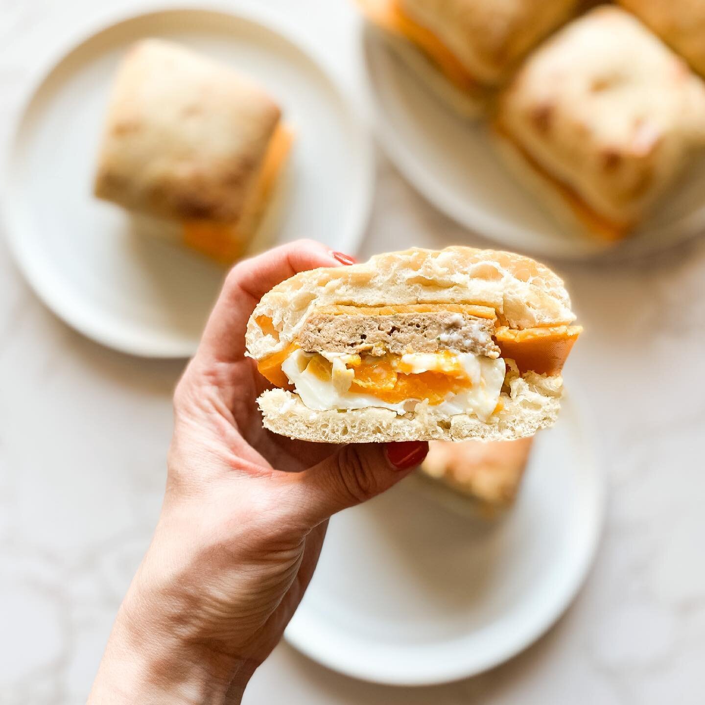 Have you had the @impossible_foods breakfast sandwich from Starbucks? 🙌🏼 Make your own during weekend #mealprep with my recipe I just developed for @mashedfood 🍳 find it at mashed.com