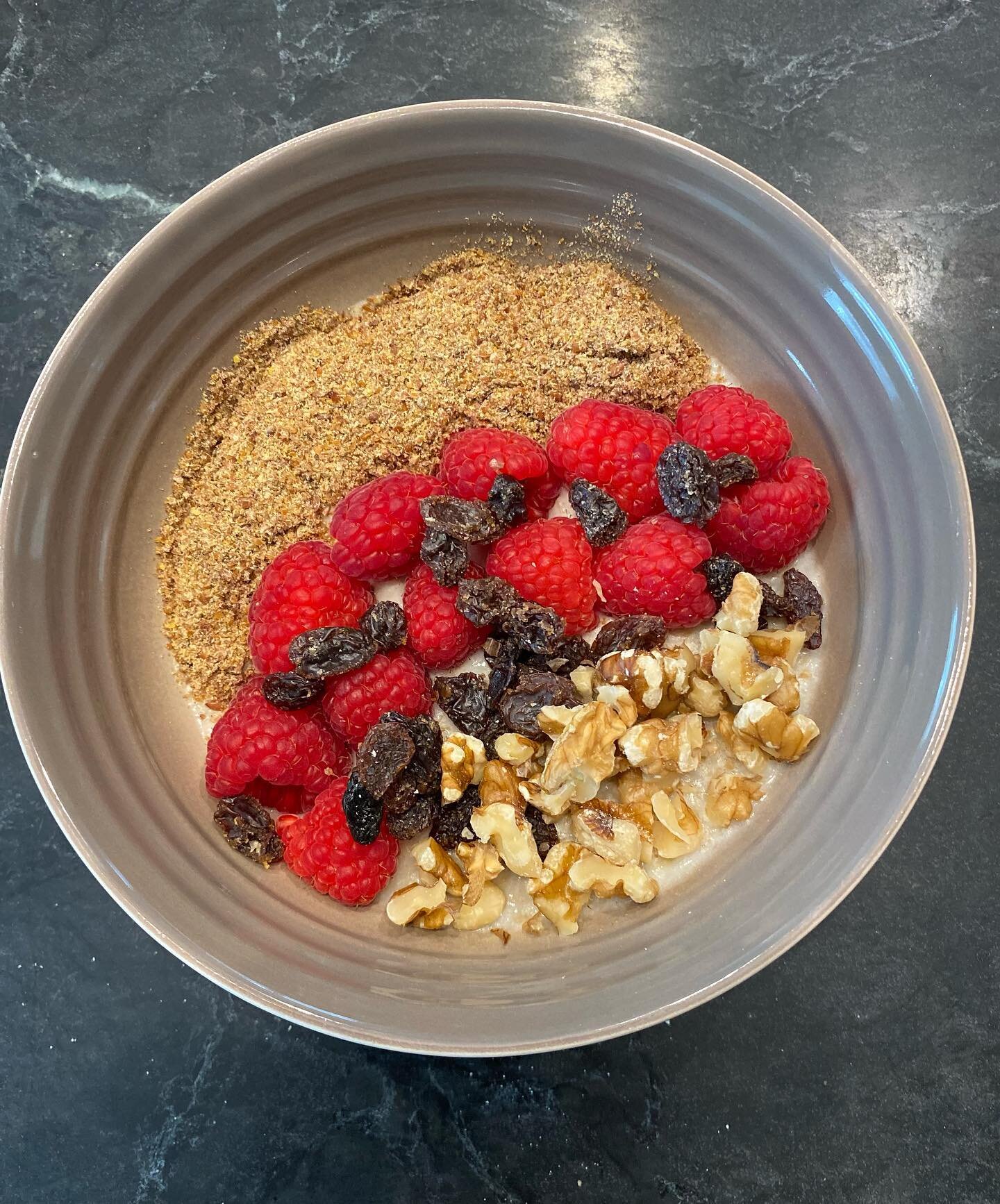 It&rsquo;s an oatmeal bowl today.  I cook mine with some kind of milk for creamy oats. Top with lots of fruit, nuts and ground flax.  How do you too your oatmeal?
#breakfast #oatmeal #highfiber #deliciousness #plantbased #hearthealthy #lowfodmap #glu