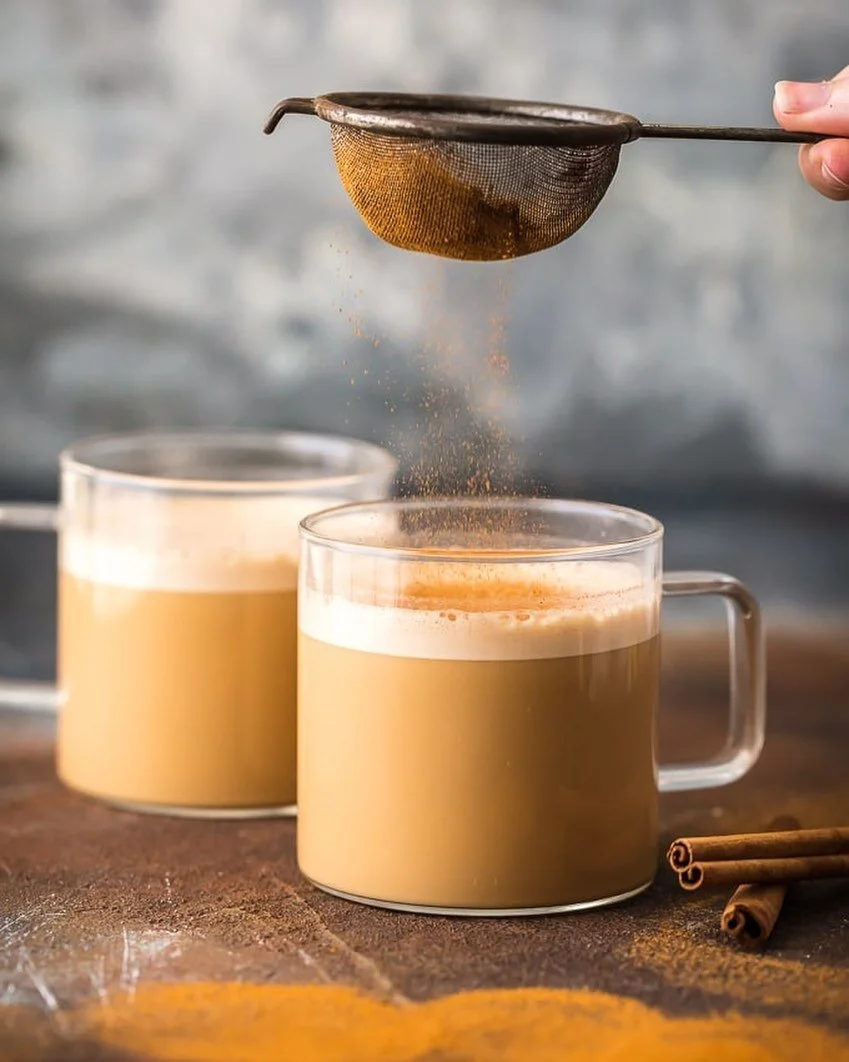 COFFFFEEEE how do you like yours ? We like adding fats like #bulletproof or a little adaptogen like a chaga mushroom or lions mane like #foursigmatic