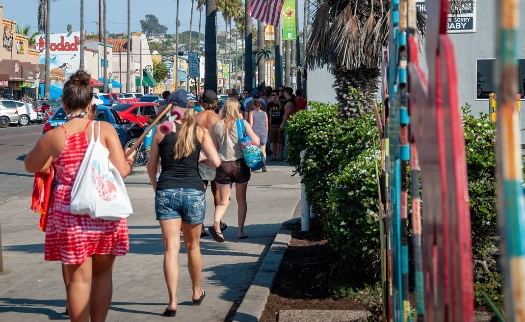 Crowded-sidewalk-in-Ocean-Beach-San-Diego-California.jpg