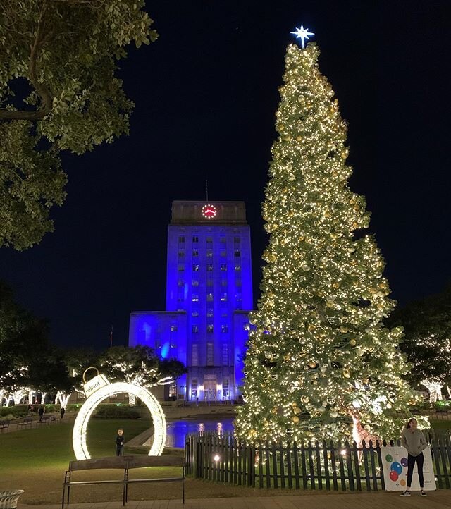 Merry Christmas and Happy Holidays!🎄🌟🕎🎁
.
.
#chiropractic #downtownhouston #cityhall #tranquilitypark #happyholidays