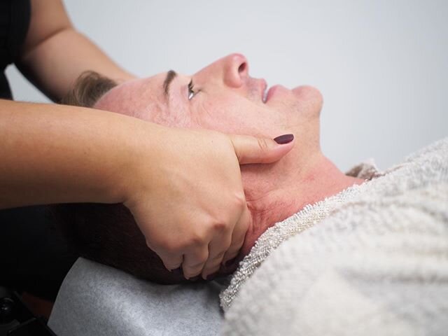 Don&rsquo;t let the #sundayscaries make you dread the work week ahead! 😱 Show your spine some love, and schedule your #mondaymotivation 👩🏻&zwj;💻💪🏼
.
.
.
.
.
.
#chiropractic #adjustment  #houstonchiropractor #mondaygrind #spinehealth #mobility #