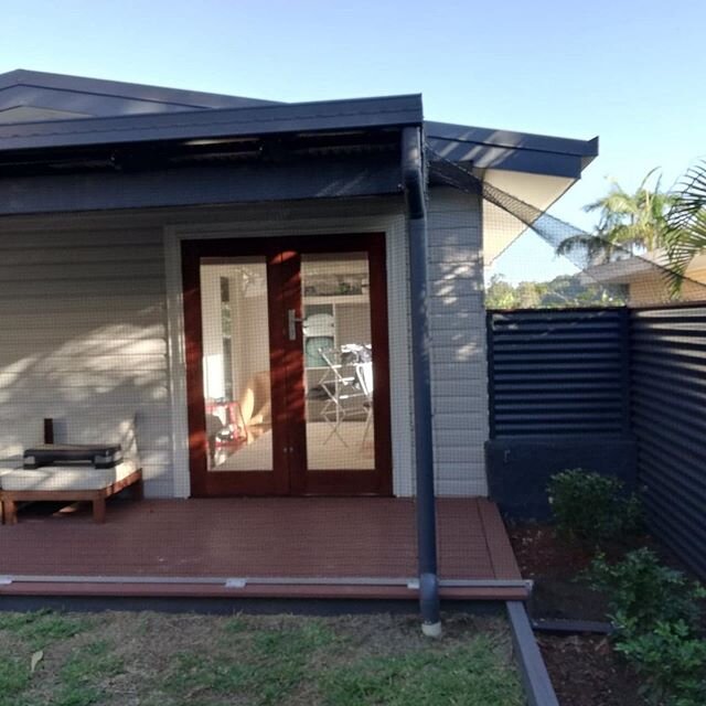How good does this back deck enclosure look 👀😻 The black netting is barely visible and extends across the deck into the side garden. Two very lucky cats 🙌 Did you notice the aluminium angle on the deck? This minimises fixtures into the deck and st
