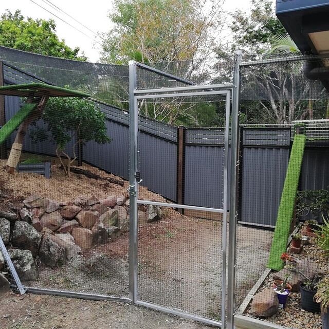 Check.... This..... Out.... 🙌 This is more than an enclosure - it&rsquo;s a resort 😻 Access is via a cat door, into the tunnel and down the ramp into the enclosure. Our client got handy converting the tree stump into a viewing post 👏 I&rsquo;m sur