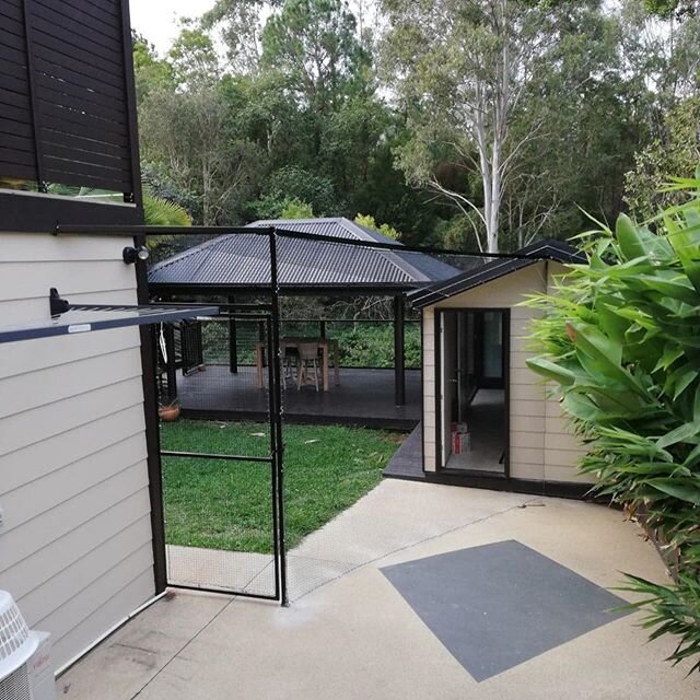 We are so proud of this build 😻 The brief was simple - the owners wanted their cats to enjoy the whole backyard without being fully enclosed. The design was not so simple but we think we have nailed it 🙌 What do you think?  #cantilevers #catenclosu