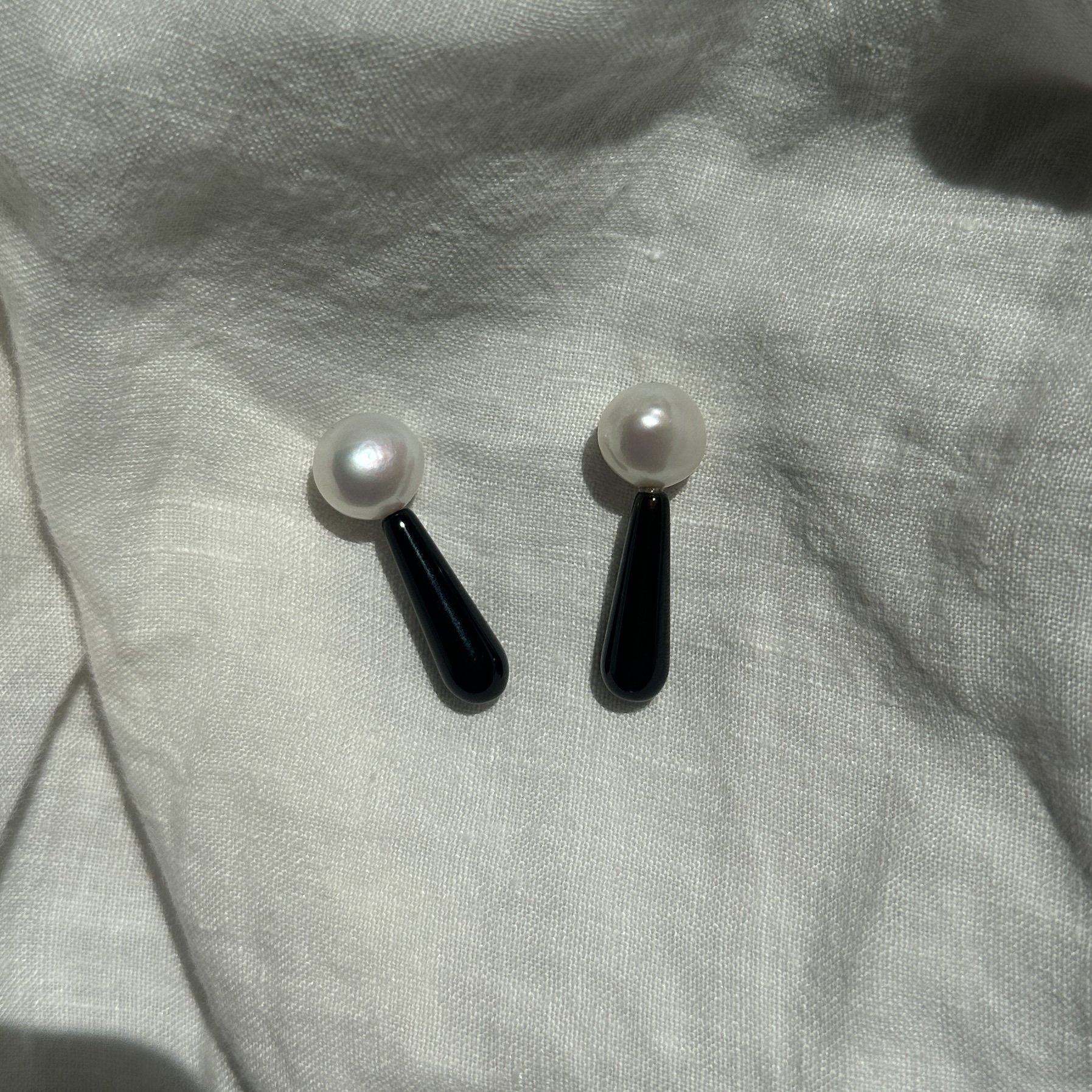 Pearl and black agate earrings
