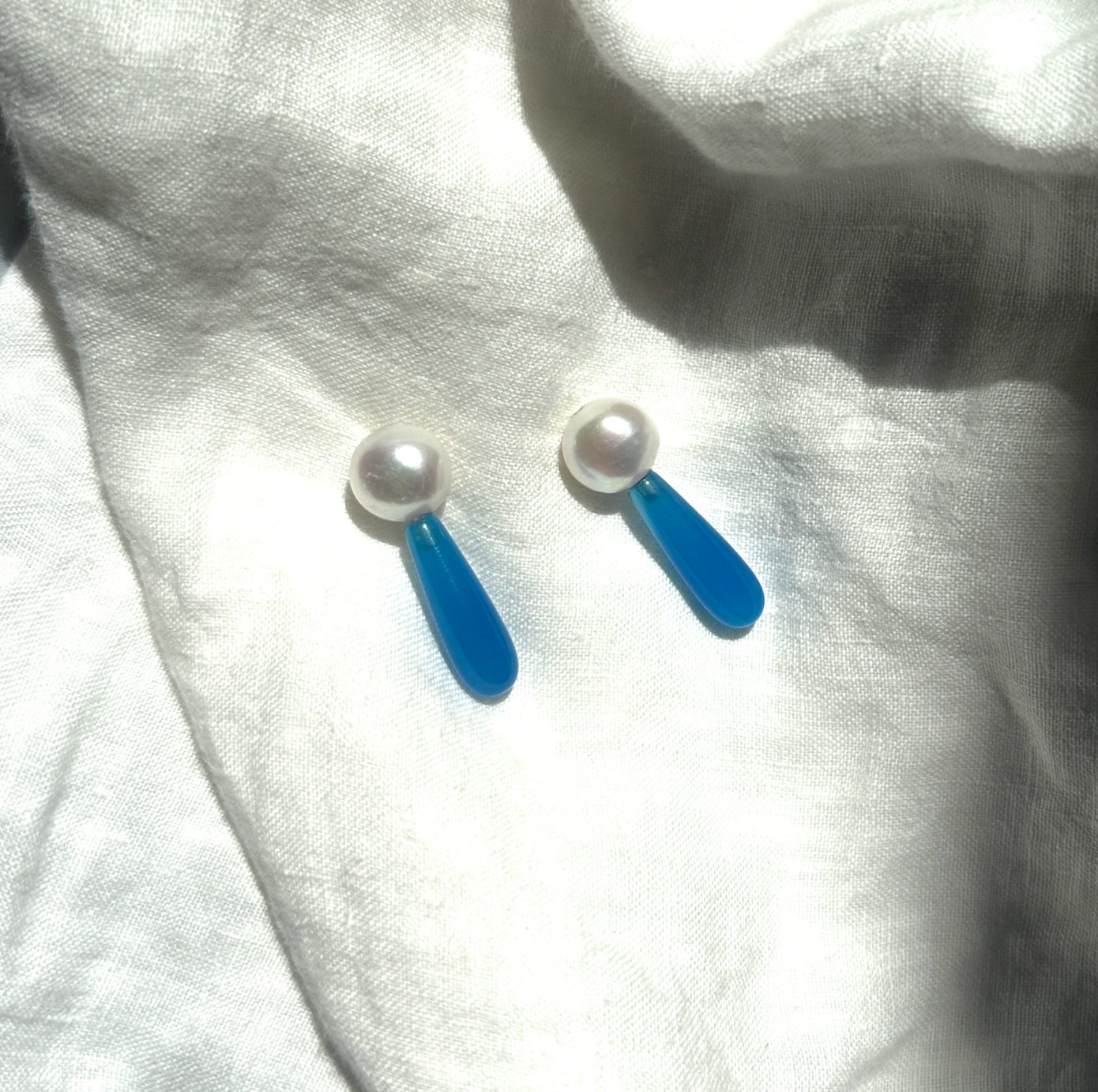 Blue agate and pearl earrings