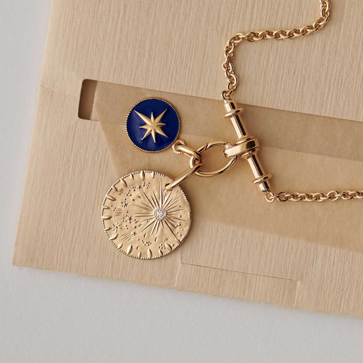 pendentif-femme-medaille-femme-or-jaune-diamant-pluie-etoiles-etoile-conf-j10735x000-j10602x000_1.jpeg