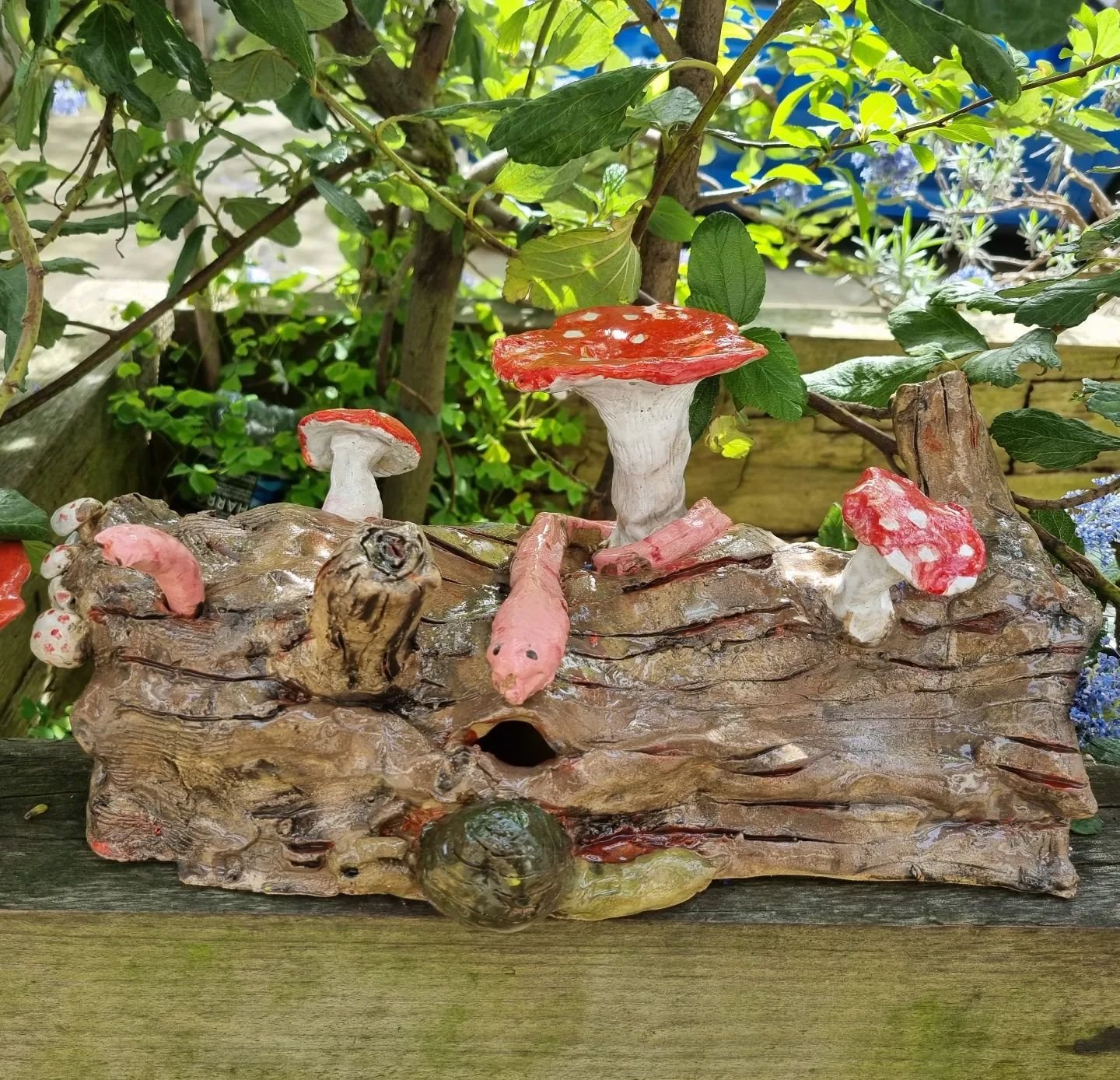 Art can sprout in the most unlikely places.🍄 With a lump of earth, Tirzah has built this garden spectacle as if mother nature herself had handcrafted it.🍄
.
.
.
# ceramics
#pottery